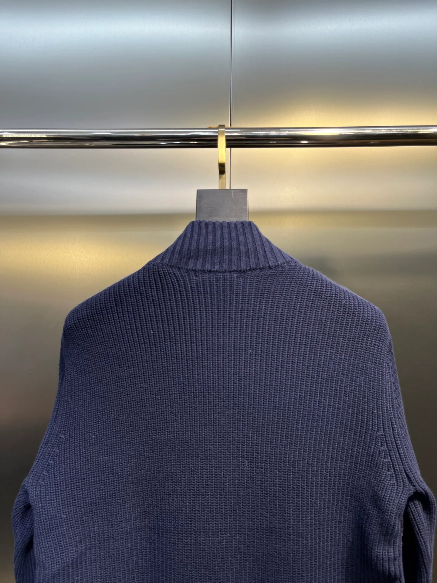 P760 moncler🌟Knitted splicing short stand-up collar This piece directly fits my aesthetic. The snap-button pocket design is super considerate, which is very convenient for daily storage of small items. It also makes the overall shape more neat. It is a blessing for detail control. The high-neck design makes the face smaller, and has excellent windproof and warm effects. It can also look beautiful in the cold wind. The cuffs and collar have contrasting stripes and are filled with 90% white duck, which is fluffy and soft. It has full warmth retention properties. It feels like being wrapped in clouds when worn. It is warm and healing. The shape is also awesome. It can be easily controlled by any body shape regardless of body shape. You can instantly become a fashionista when you put it on. Color: dark coffee, navy blue, black. Size: M-3XL