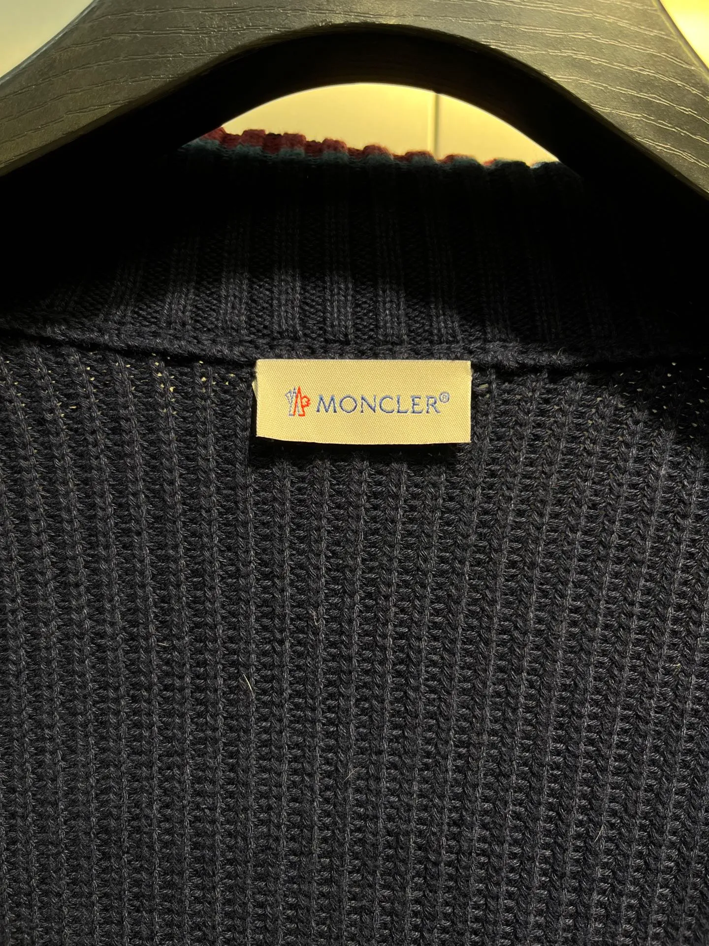P760 moncler🌟Knitted splicing short stand-up collar This piece directly fits my aesthetic. The snap-button pocket design is super considerate, which is very convenient for daily storage of small items. It also makes the overall shape more neat. It is a blessing for detail control. The high-neck design makes the face smaller, and has excellent windproof and warm effects. It can also look beautiful in the cold wind. The cuffs and collar have contrasting stripes and are filled with 90% white duck, which is fluffy and soft. It has full warmth retention properties. It feels like being wrapped in clouds when worn. It is warm and healing. The shape is also awesome. It can be easily controlled by any body shape regardless of body shape. You can instantly become a fashionista when you put it on. Color: dark coffee, navy blue, black. Size: M-3XL