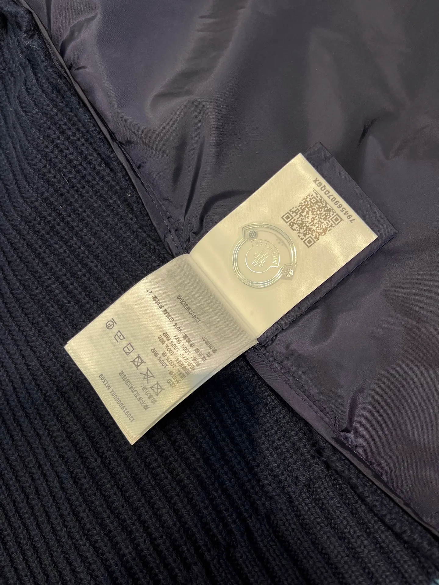 P760 moncler🌟Knitted splicing short stand-up collar This piece directly fits my aesthetic. The snap-button pocket design is super considerate, which is very convenient for daily storage of small items. It also makes the overall shape more neat. It is a blessing for detail control. The high-neck design makes the face smaller, and has excellent windproof and warm effects. It can also look beautiful in the cold wind. The cuffs and collar have contrasting stripes and are filled with 90% white duck, which is fluffy and soft. It has full warmth retention properties. It feels like being wrapped in clouds when worn. It is warm and healing. The shape is also awesome. It can be easily controlled by any body shape regardless of body shape. You can instantly become a fashionista when you put it on. Color: dark coffee, navy blue, black. Size: M-3XL