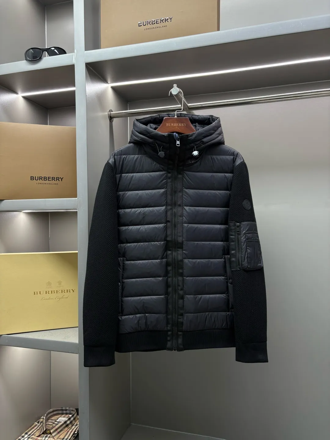 P850 Moncler Men's Down Patchwork Zip Cardigan Down Jacket Unisex Made from a luxurious knit blend, this men's padded cardigan can be worn as an outer layer in warmer weather. The body is filled with warm 95 white goose down. The zippered silhouette and down collar add extra protection from the elements. Lightweight knitted piece. Details Made from a luxurious knit blend •Micro chic nylon lining •Down-filled front •Double-knit •Zipper closure •Zip pockets •Hidden hood •Logo patch logo Sizes: M-XXXL