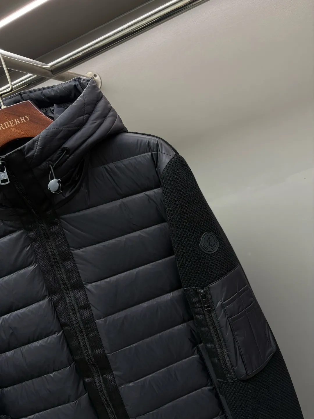 P850 Moncler Men's Down Patchwork Zip Cardigan Down Jacket Unisex Made from a luxurious knit blend, this men's padded cardigan can be worn as an outer layer in warmer weather. The body is filled with warm 95 white goose down. The zippered silhouette and down collar add extra protection from the elements. Lightweight knitted piece. Details Made from a luxurious knit blend •Micro chic nylon lining •Down-filled front •Double-knit •Zipper closure •Zip pockets •Hidden hood •Logo patch logo Sizes: M-XXXL