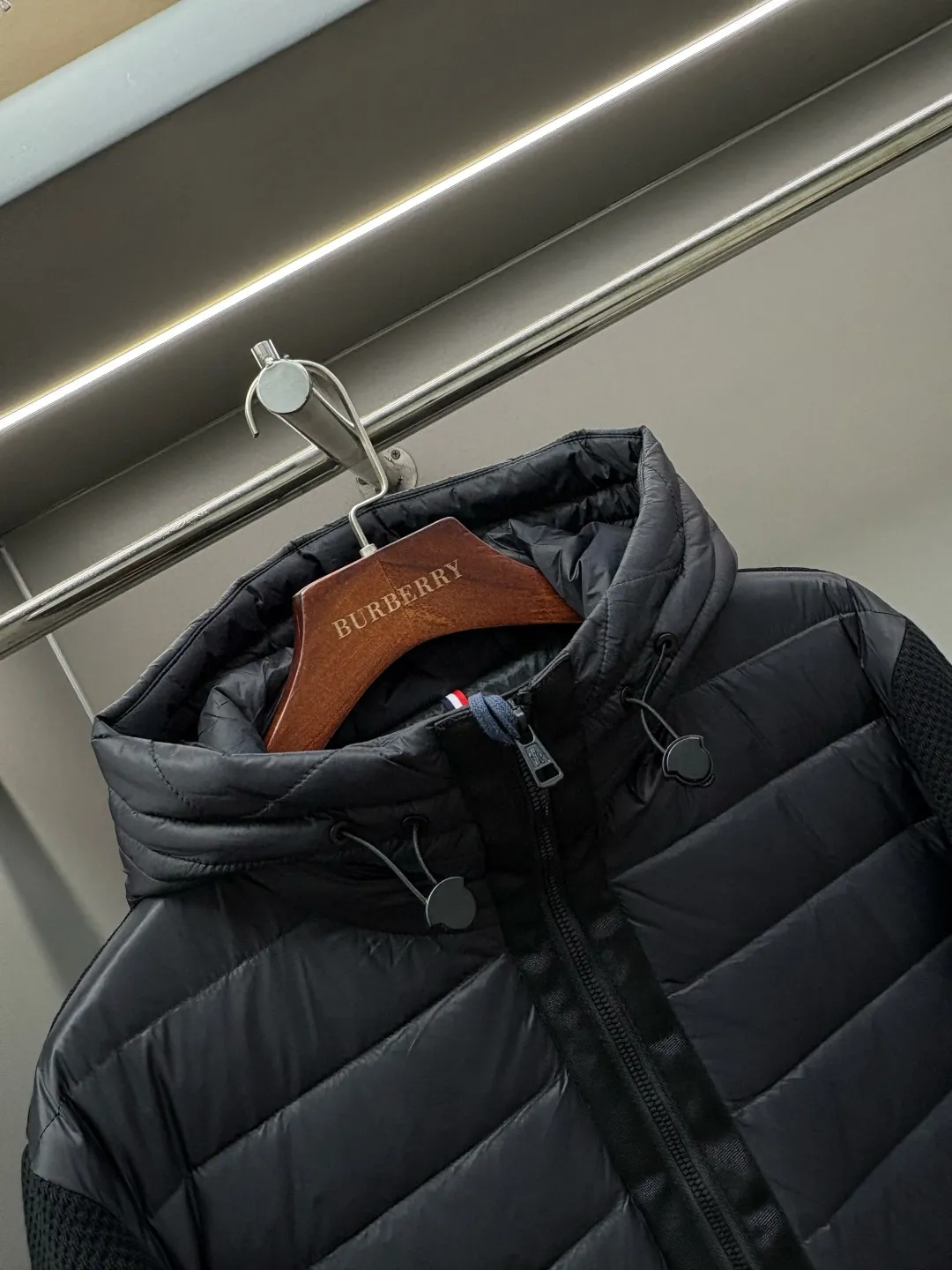 P850 Moncler Men's Down Patchwork Zip Cardigan Down Jacket Unisex Made from a luxurious knit blend, this men's padded cardigan can be worn as an outer layer in warmer weather. The body is filled with warm 95 white goose down. The zippered silhouette and down collar add extra protection from the elements. Lightweight knitted piece. Details Made from a luxurious knit blend •Micro chic nylon lining •Down-filled front •Double-knit •Zipper closure •Zip pockets •Hidden hood •Logo patch logo Sizes: M-XXXL