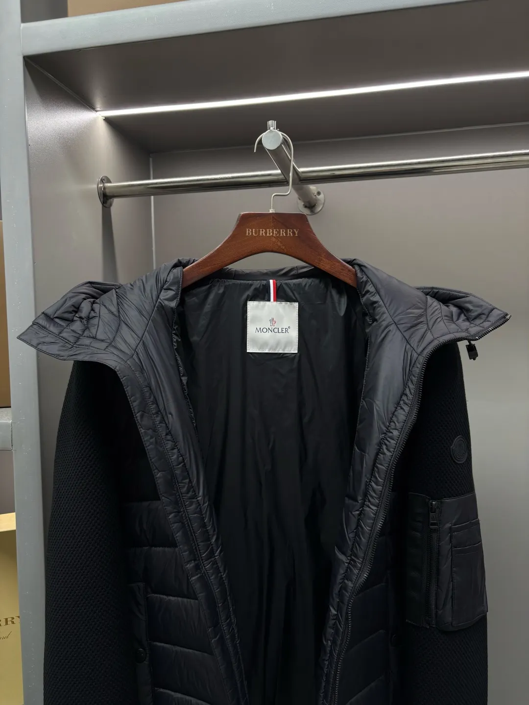 P850 Moncler Men's Down Patchwork Zip Cardigan Down Jacket Unisex Made from a luxurious knit blend, this men's padded cardigan can be worn as an outer layer in warmer weather. The body is filled with warm 95 white goose down. The zippered silhouette and down collar add extra protection from the elements. Lightweight knitted piece. Details Made from a luxurious knit blend •Micro chic nylon lining •Down-filled front •Double-knit •Zipper closure •Zip pockets •Hidden hood •Logo patch logo Sizes: M-XXXL