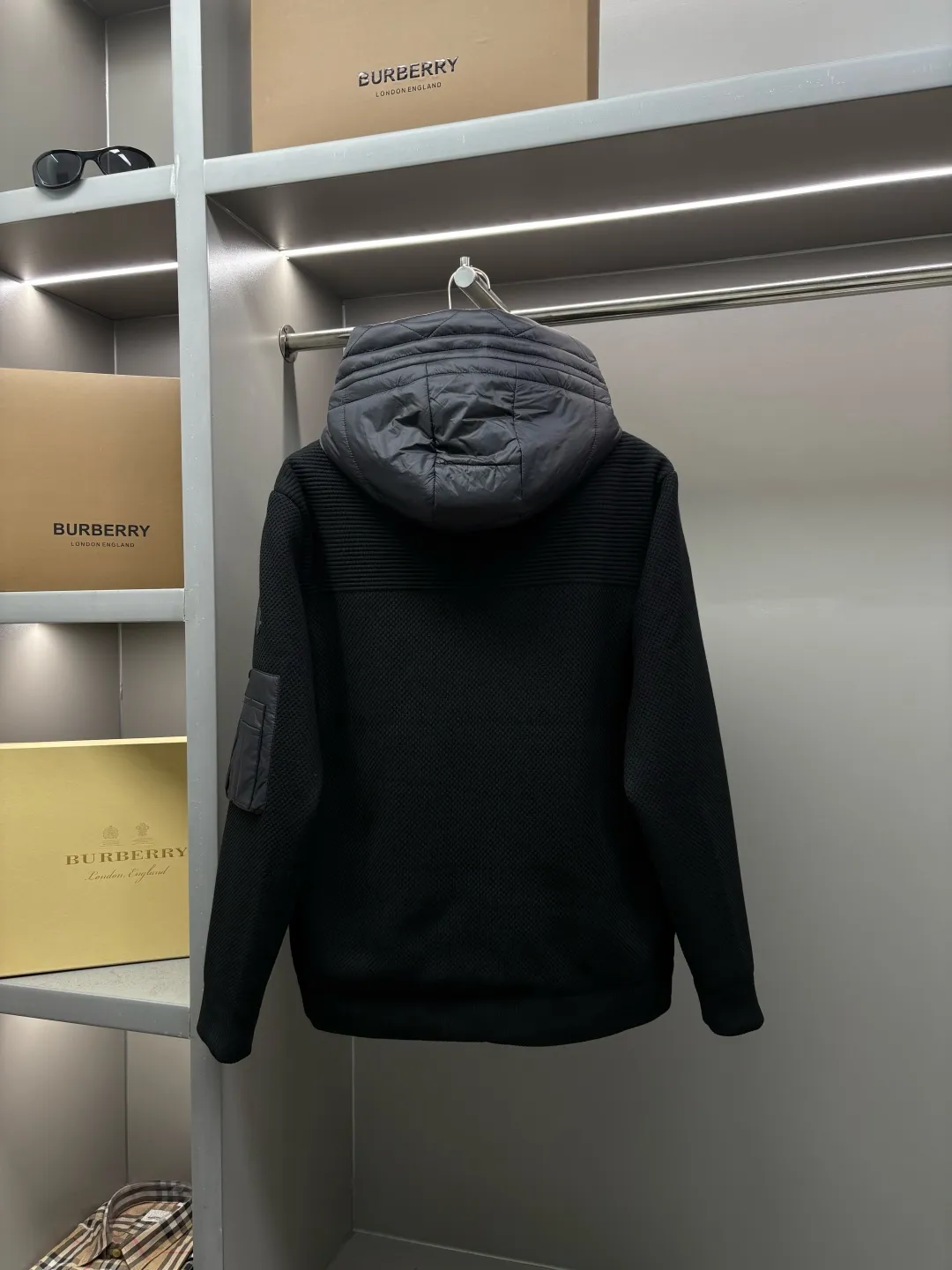 P850 Moncler Men's Down Patchwork Zip Cardigan Down Jacket Unisex Made from a luxurious knit blend, this men's padded cardigan can be worn as an outer layer in warmer weather. The body is filled with warm 95 white goose down. The zippered silhouette and down collar add extra protection from the elements. Lightweight knitted piece. Details Made from a luxurious knit blend •Micro chic nylon lining •Down-filled front •Double-knit •Zipper closure •Zip pockets •Hidden hood •Logo patch logo Sizes: M-XXXL