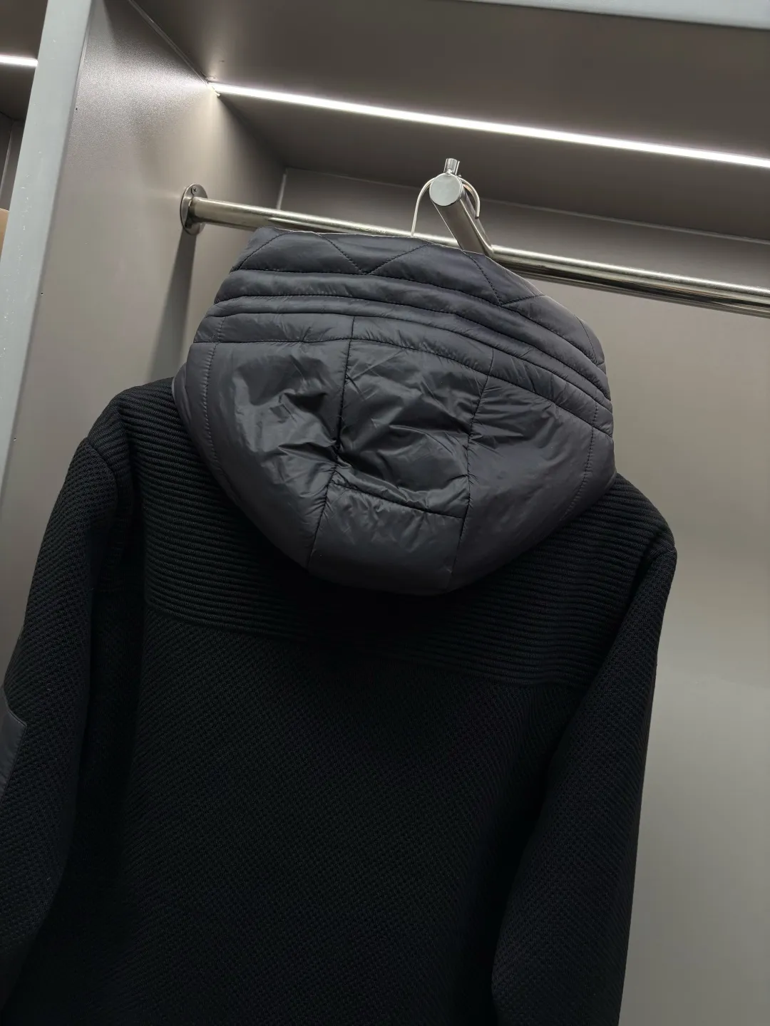 P850 Moncler Men's Down Patchwork Zip Cardigan Down Jacket Unisex Made from a luxurious knit blend, this men's padded cardigan can be worn as an outer layer in warmer weather. The body is filled with warm 95 white goose down. The zippered silhouette and down collar add extra protection from the elements. Lightweight knitted piece. Details Made from a luxurious knit blend •Micro chic nylon lining •Down-filled front •Double-knit •Zipper closure •Zip pockets •Hidden hood •Logo patch logo Sizes: M-XXXL