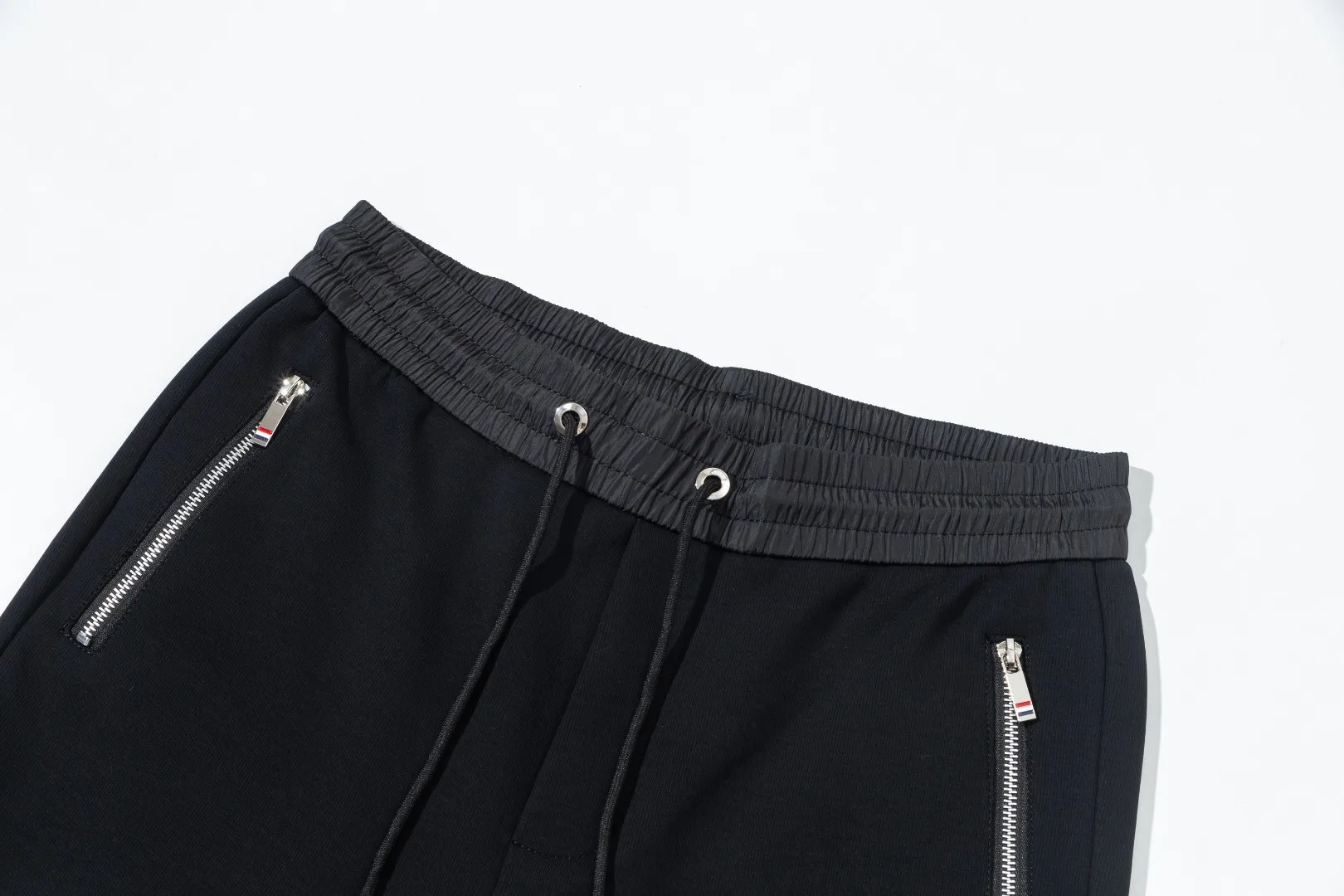 P290 Moncler 25 new autumn trousers European trade channels, direct delivery from Italian overseas warehouses, limited sales of overseas boutiques.  25SS new casual and fashionable sweatpants. This sweatpants adopts the design of big brands to create a fashionable trend. The details are exquisitely processed, showing super high quality.  The pants are embellished with iconic brand logos to highlight the brand style and create a fashionable and diverse look. Carefully crafted from 100% imported fabrics, they are soft and comfortable, and are skin-friendly and warm. They are a pair of pants that are comfortable both at home and when going out. You can just wear a jacket and a sweater to go out~ Color: Black Size: M L XL 2XL 3XL