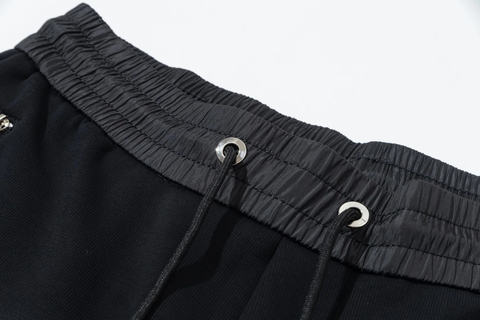 P290 Moncler 25 new autumn trousers European trade channels, direct delivery from Italian overseas warehouses, limited sales of overseas boutiques.  25SS new casual and fashionable sweatpants. This sweatpants adopts the design of big brands to create a fashionable trend. The details are exquisitely processed, showing super high quality.  The pants are embellished with iconic brand logos to highlight the brand style and create a fashionable and diverse look. Carefully crafted from 100% imported fabrics, they are soft and comfortable, and are skin-friendly and warm. They are a pair of pants that are comfortable both at home and when going out. You can just wear a jacket and a sweater to go out~ Color: Black Size: M L XL 2XL 3XL