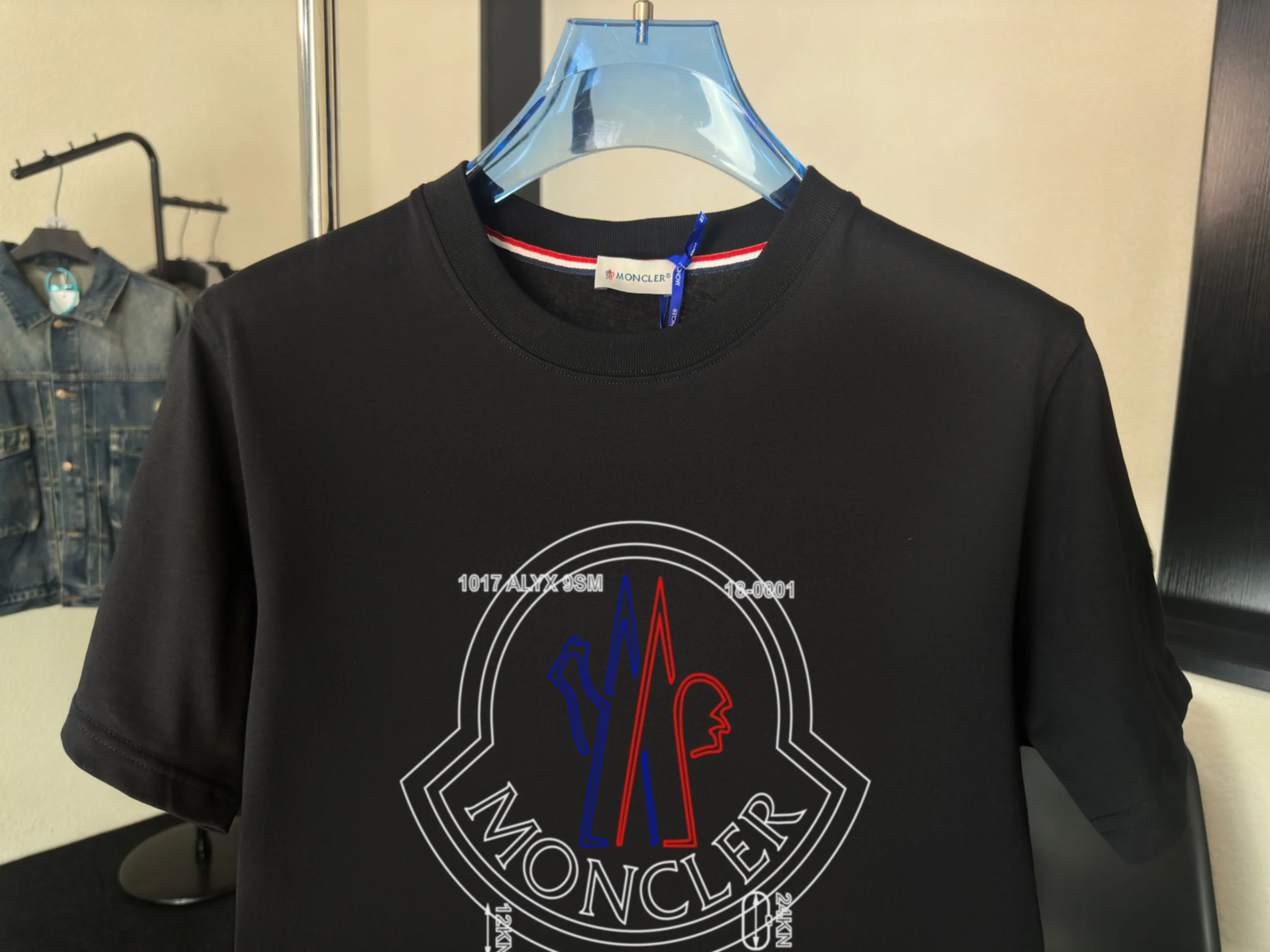 P140 💰Upgraded version "Mobile phone smart sensor ~ NFC chip armband ~ direct access to the official website for anti-counterfeiting" "Moncler ~ Mouth Mouth" 2025 new high-quality round neck short-sleeved T-shirt. The cuffs have imported embroidered labels. Customized dyeing, very comfortable to touch. Super versatile and good-looking short-sleeved. Complete with three labels. Non-market ordinary version. Feel free to compare. Quality is absolutely guaranteed! ‼ First of all, this original fabric is all custom-woven with 32-count double yarn fabric, 250G, and the weight is the same‼ Fine workmanship, double waistcoat method, double waistcoat method, double waistcoat method makes the whole dress more three-dimensional, which is not a craft that ordinary T-shirts can achieve🤪 Size: S-M-L-XL-2XL Color: black, white, apricot, same style for men and women