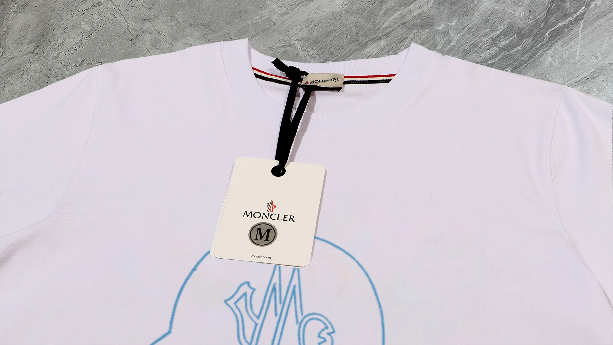 P210 High-version sweatshirt) [Long-term stock] 〖𝐌𝐎𝐍𝐂𝐋𝐄𝐑~Mask〗 Made of 440g heavy-weight fabric. It is different from the market currency. It can be matched with any variety and is properly handsome. 😎The whole dress is made of double waistcoats. The double waistcoats make the whole dress more three-dimensional. Not ordinary factories can do such fine work. 2025 Spring runway version of the T stage, on sale at the counter, round neck terry sweatshirt, high-end double-strand pure cotton, custom-made stretch ribs, dyed in the same vat, complete with three standards, matched with exquisite embroidered LOGO on the chest, simple and advanced, same style for men and women. Color: black, apricot, white, size: S M L XL 2XL