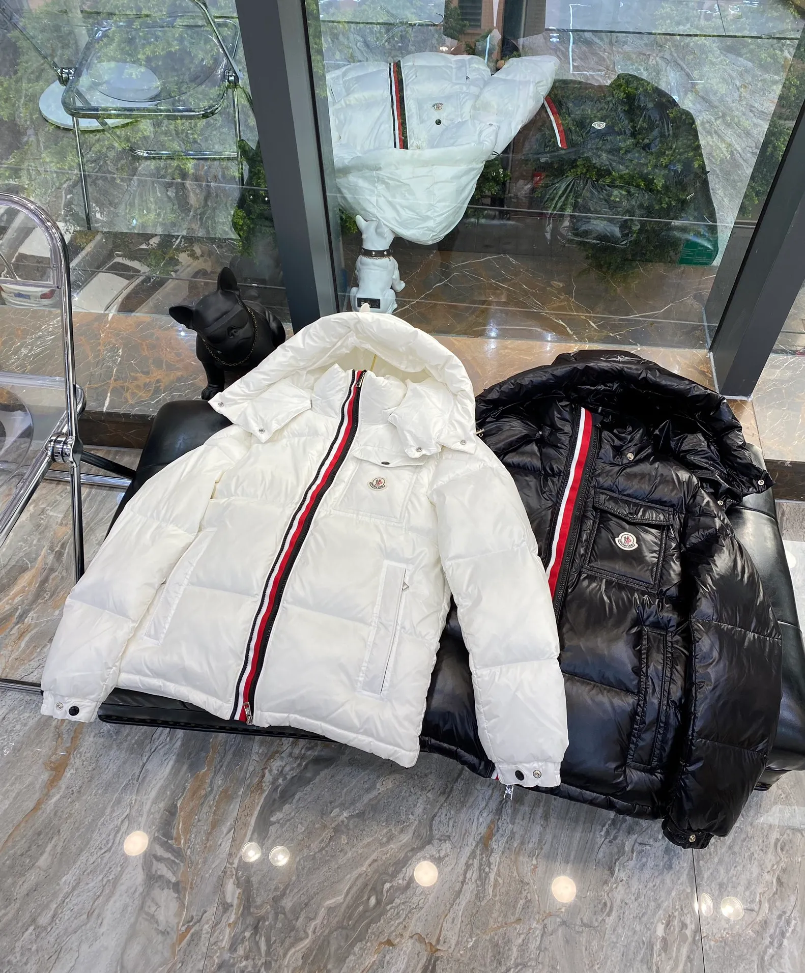P720 💎Higher version💎 ——🔜Moncler red, white and blue striped hooded vest This down vest is really nothing to say! 🤐 Every detail is worthy of your careful consideration! In addition to retaining its powerful down craftsmanship, the placket adds a fashionable element of red, white and blue strips to add highlights!  The outer fabric is imported nylon, which is really, really soft! The down inside is filled with 90% duck down🦆. The down is large, delicate and stemless, and you won’t feel any lumps when you press it!  📶All hardware accessories are customized by customers. There are no defects in the hardware. The logo engraving is very delicate and smooth. It will definitely beat the market products! Paired with ykk zippers, it is durable and every detail reveals the brand's quality!  The style is very correct and can be used by both men and women, no one is picky. Everyone on earth knows about Fa Meng’s stuff! 🌐 I won’t say much, just take a look at the real-life details to experience the product❗ Number of yards: 1 2 3 4 5 black white 2️⃣ individual colors