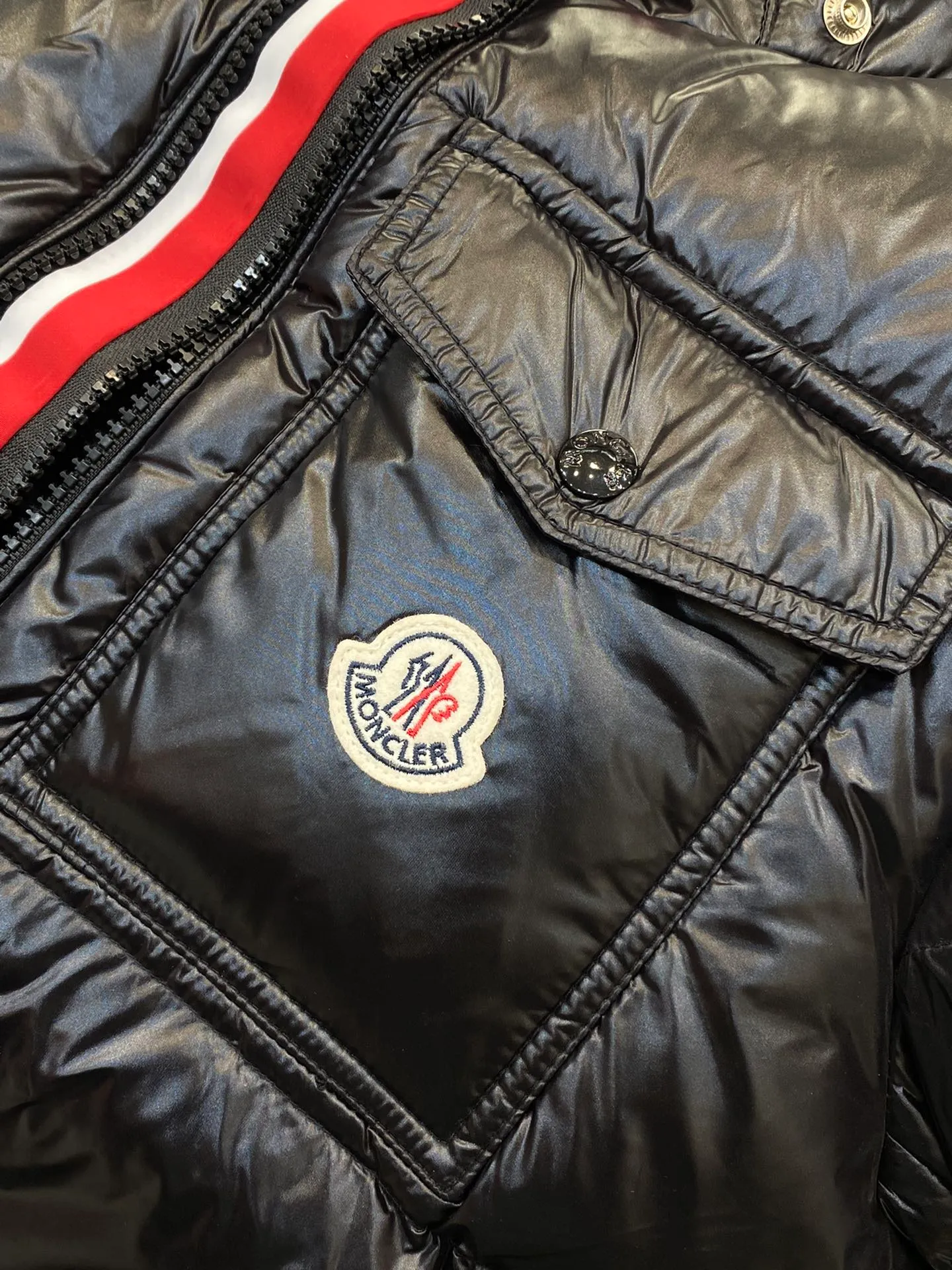 P720 💎Higher version💎 ——🔜Moncler red, white and blue striped hooded vest This down vest is really nothing to say! 🤐 Every detail is worthy of your careful consideration! In addition to retaining its powerful down craftsmanship, the placket adds a fashionable element of red, white and blue strips to add highlights!  The outer fabric is imported nylon, which is really, really soft! The down inside is filled with 90% duck down🦆. The down is large, delicate and stemless, and you won’t feel any lumps when you press it!  📶All hardware accessories are customized by customers. There are no defects in the hardware. The logo engraving is very delicate and smooth. It will definitely beat the market products! Paired with ykk zippers, it is durable and every detail reveals the brand's quality!  The style is very correct and can be used by both men and women, no one is picky. Everyone on earth knows about Fa Meng’s stuff! 🌐 I won’t say much, just take a look at the real-life details to experience the product❗ Number of yards: 1 2 3 4 5 black white 2️⃣ individual colors