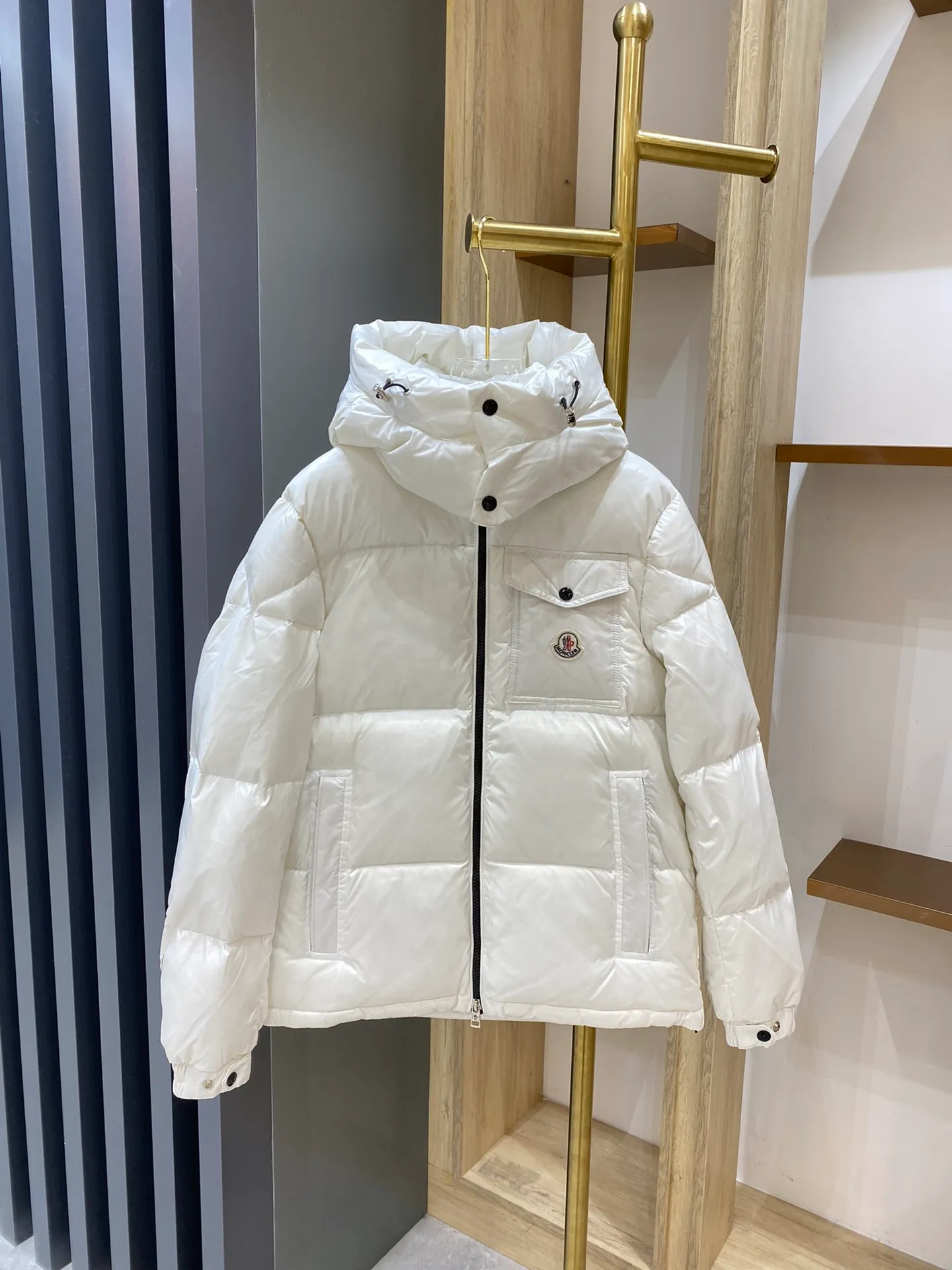 P720 💎Higher version💎 ——🔜Moncler red, white and blue striped hooded vest This down vest is really nothing to say! 🤐 Every detail is worthy of your careful consideration! In addition to retaining its powerful down craftsmanship, the placket adds a fashionable element of red, white and blue strips to add highlights!  The outer fabric is imported nylon, which is really, really soft! The down inside is filled with 90% duck down🦆. The down is large, delicate and stemless, and you won’t feel any lumps when you press it!  📶All hardware accessories are customized by customers. There are no defects in the hardware. The logo engraving is very delicate and smooth. It will definitely beat the market products! Paired with ykk zippers, it is durable and every detail reveals the brand's quality!  The style is very correct and can be used by both men and women, no one is picky. Everyone on earth knows about Fa Meng’s stuff! 🌐 I won’t say much, just take a look at the real-life details to experience the product❗ Number of yards: 1 2 3 4 5 black white 2️⃣ individual colors