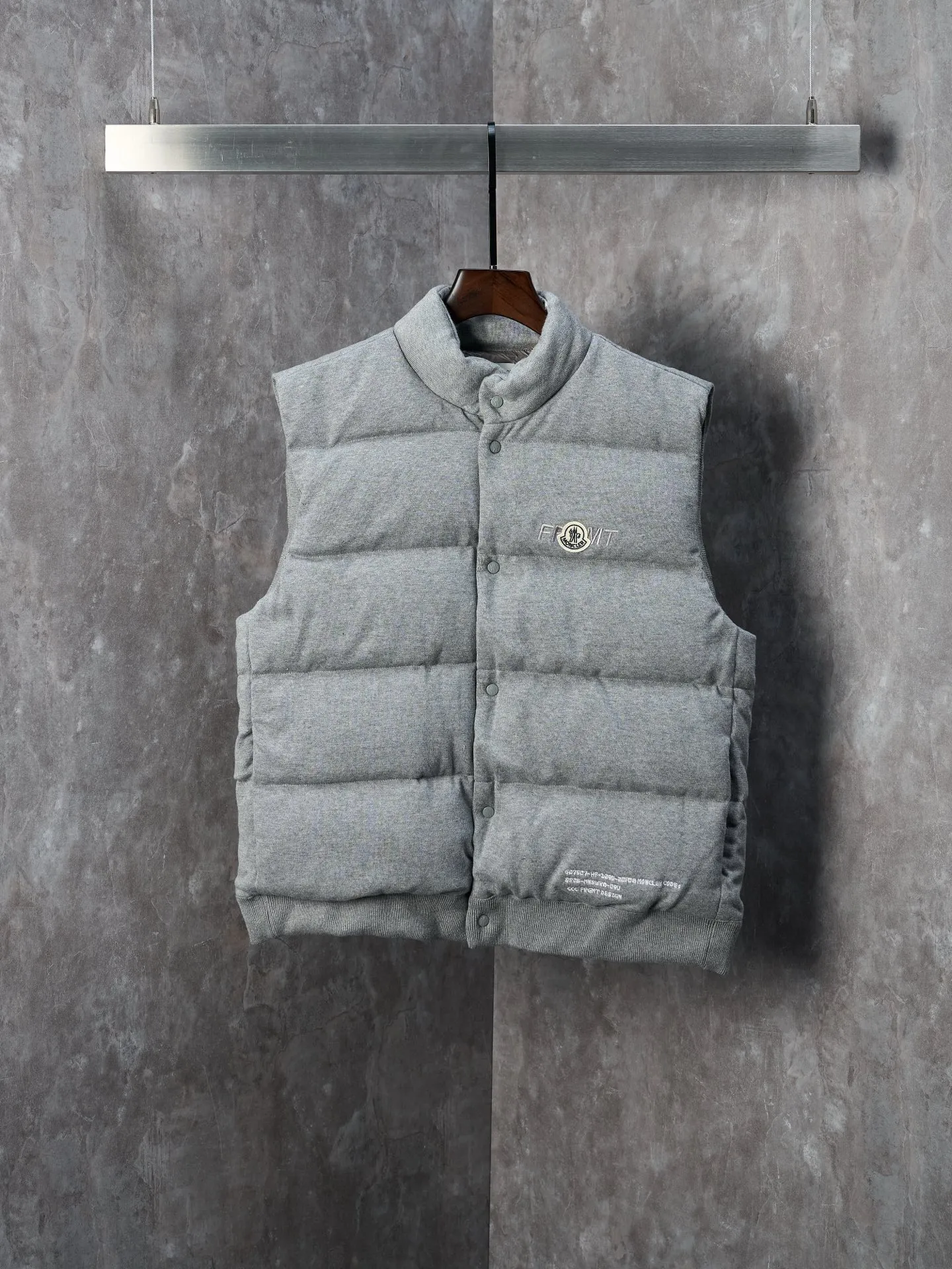 P760 Actual hanging auction] MONCLER/Mongolian × FRGMT Fujiwara Hiroshi joint cotton embroidered down vest [Ready stock] S M L XL A lightweight knitted fabric made of 100% cotton fiber. The fiber characteristics are soft to the touch. The knitted structure gives the fabric a certain amount of elasticity in the horizontal and vertical directions. Even though it is a down vest, it can move freely without any sense of restraint. The air between the coils can circulate freely and has good breathability. It is not easy to accumulate moisture inside, improving the wearing experience. The high-density lining is woven with ultra-fine nylon denier, with a thickness of 0.08mm to avoid increasing the overall weight and making it smooth to wear. The high-density woven structure forms a wind resistance layer to protect the thermal efficiency of the thermal layer from loss. It can also withstand the expansion pressure of down and prevent deformation and damage after long-term use.  Through the high-precision calculation system of the computerized embroidery machine, the collaborative operation of the machine head, needle bar, and bobbin is controlled. The fabric frame moves accurately in the horizontal and vertical directions to form a stitch track. The upper and lower thread tensions are adjusted to ensure that the stitches are smooth and free of floating threads. The chest, lower front and lower back panels are decorated with three different letter embroideries. The finished product has clear patterns and no burrs on the edges.  90 national standard high-quality white duck down, selected high-fill down, with a fill power of 650fp, light and warm, with excellent temperature locking performance and good resilience.