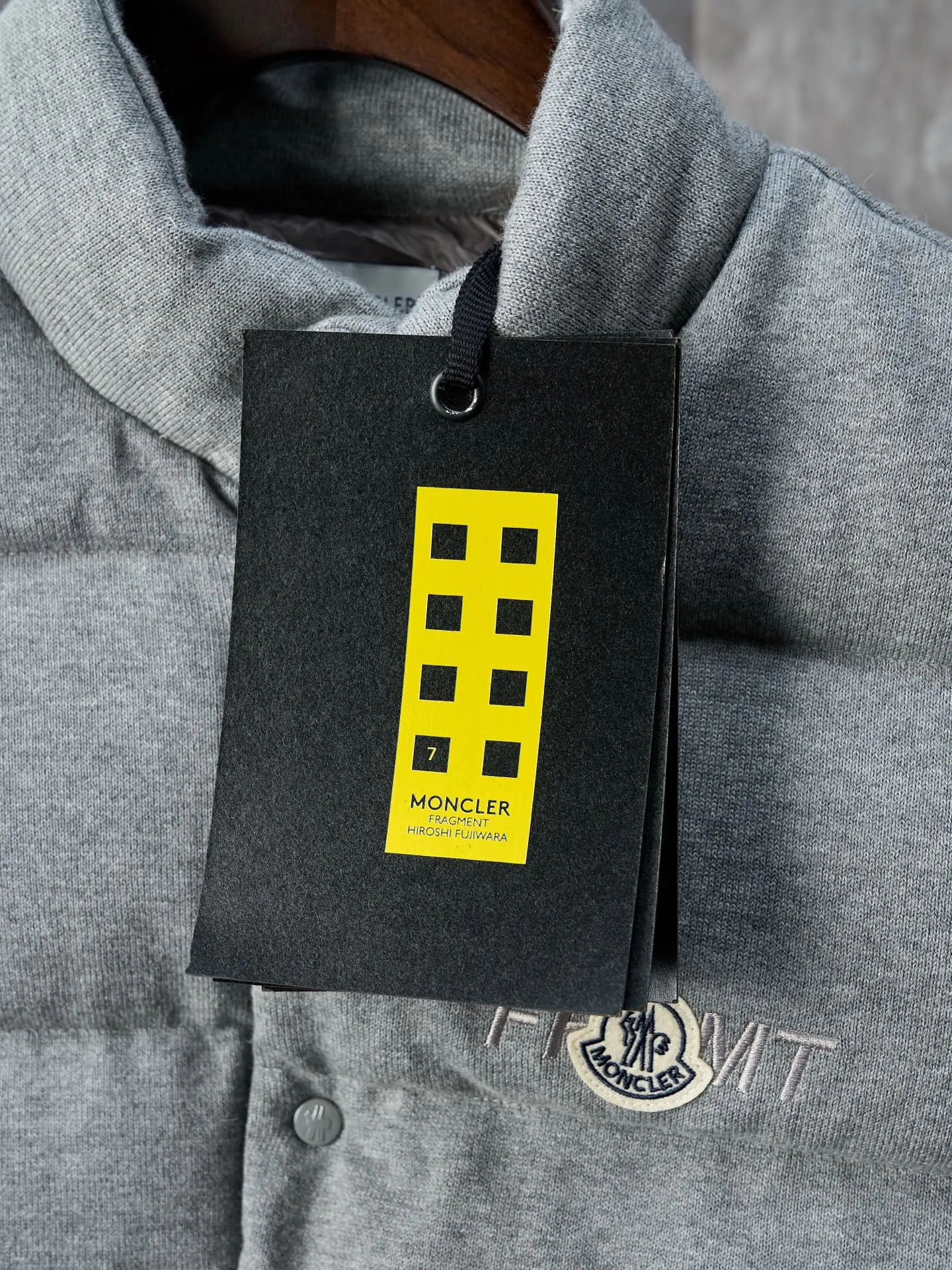 P760 Actual hanging auction] MONCLER/Mongolian × FRGMT Fujiwara Hiroshi joint cotton embroidered down vest [Ready stock] S M L XL A lightweight knitted fabric made of 100% cotton fiber. The fiber characteristics are soft to the touch. The knitted structure gives the fabric a certain amount of elasticity in the horizontal and vertical directions. Even though it is a down vest, it can move freely without any sense of restraint. The air between the coils can circulate freely and has good breathability. It is not easy to accumulate moisture inside, improving the wearing experience. The high-density lining is woven with ultra-fine nylon denier, with a thickness of 0.08mm to avoid increasing the overall weight and making it smooth to wear. The high-density woven structure forms a wind resistance layer to protect the thermal efficiency of the thermal layer from loss. It can also withstand the expansion pressure of down and prevent deformation and damage after long-term use.  Through the high-precision calculation system of the computerized embroidery machine, the collaborative operation of the machine head, needle bar, and bobbin is controlled. The fabric frame moves accurately in the horizontal and vertical directions to form a stitch track. The upper and lower thread tensions are adjusted to ensure that the stitches are smooth and free of floating threads. The chest, lower front and lower back panels are decorated with three different letter embroideries. The finished product has clear patterns and no burrs on the edges.  90 national standard high-quality white duck down, selected high-fill down, with a fill power of 650fp, light and warm, with excellent temperature locking performance and good resilience.
