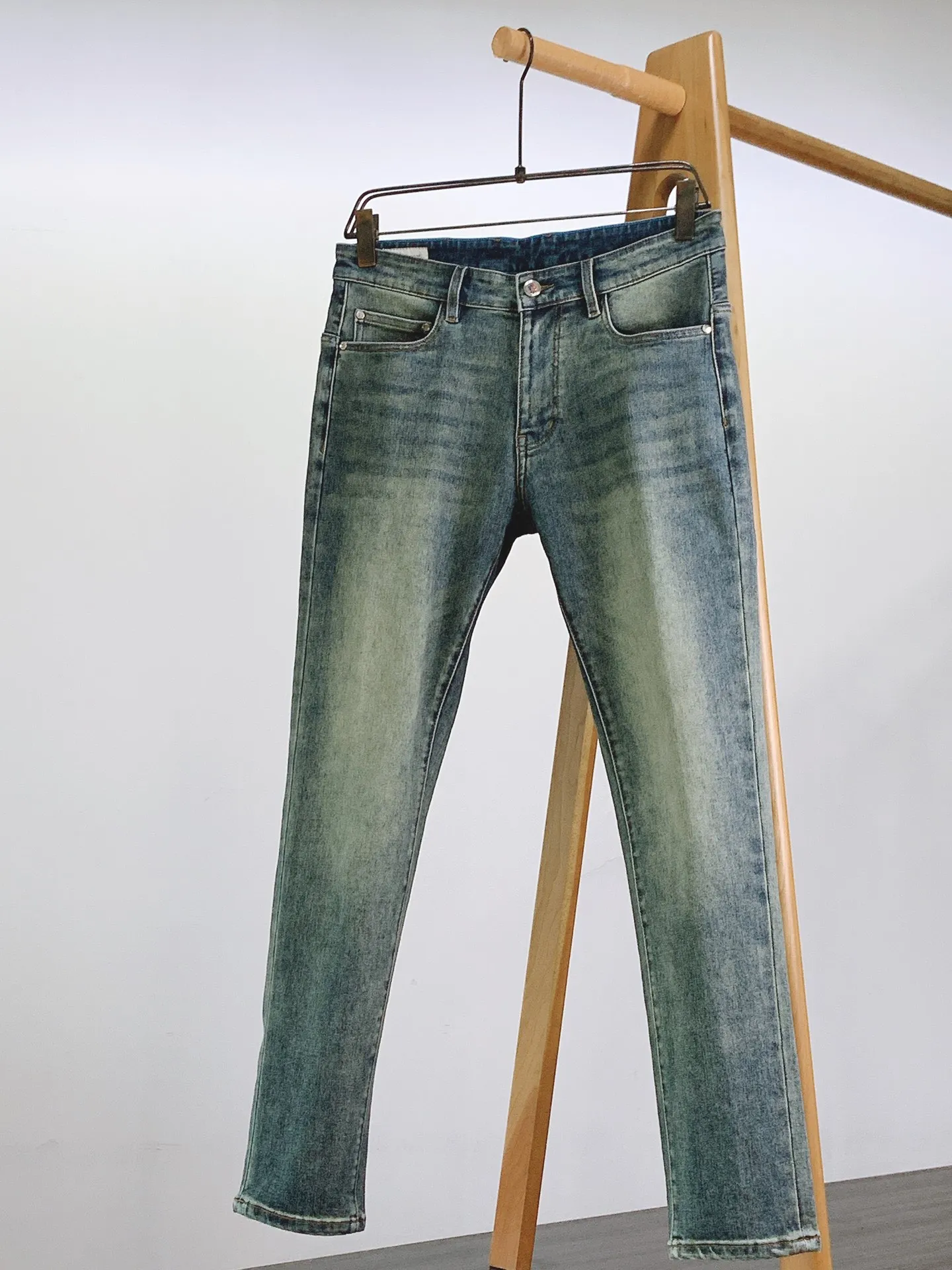 P220 Moncler 2025 SS spring and summer new product, high fashion style, casual washed jeans. The fabric is very special, super fine imitation cotton yarn blend, super soft and comfortable. It has the casual and casual feel of denim, but also has a sense of relaxation and fashion. The fabric surface is refreshing, slightly elastic, and super soft for a long wearing time. The entire pair of pants is made of traditional hand-rubbing technology and is washed with natural stone grinding and light fermentation. The version is a fitted small straight-leg cut with exquisite details. ……………………………………………………………… ❥∙Size: 29-40