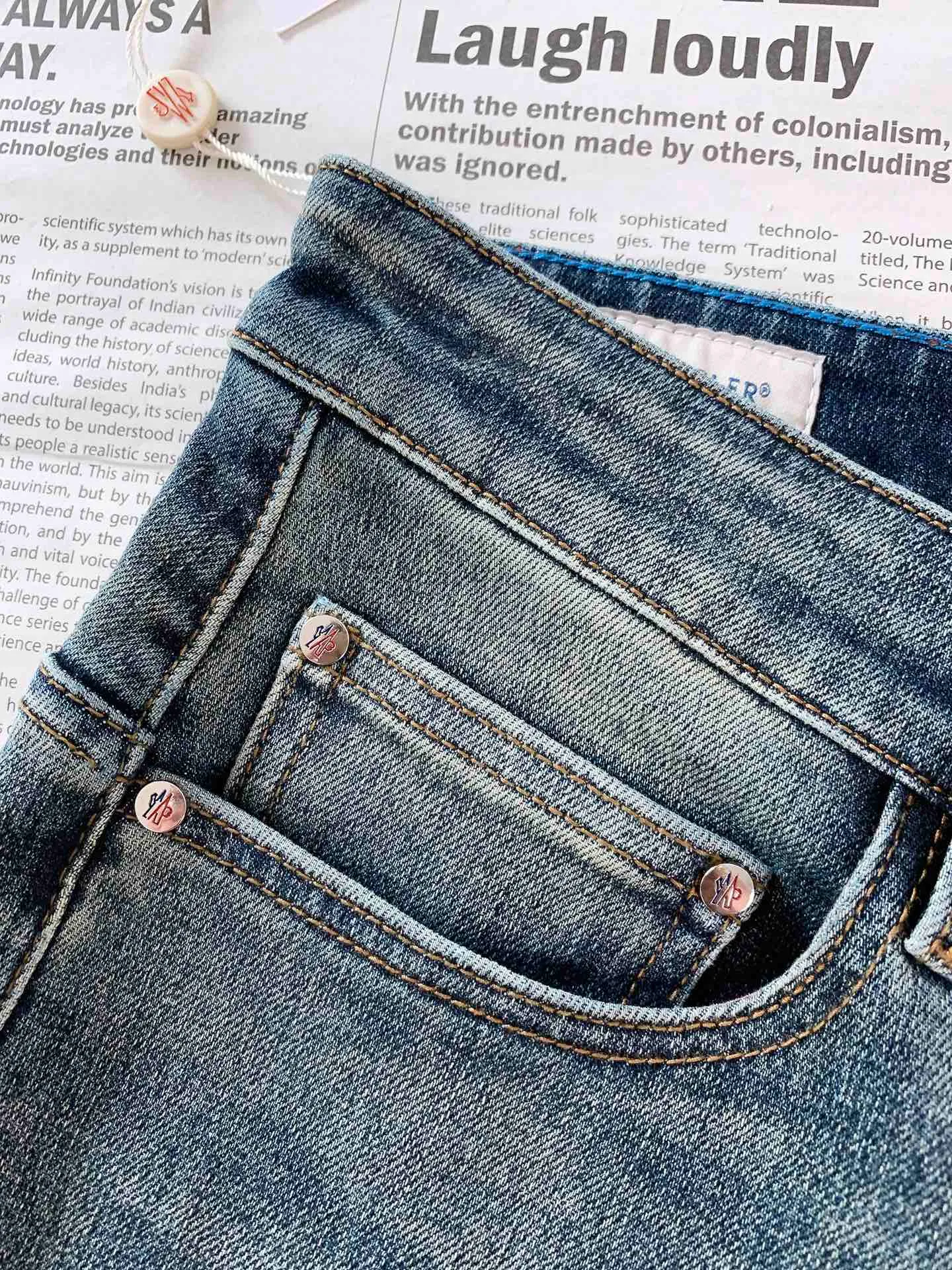 P220 Moncler 2025 SS spring and summer new product, high fashion style, casual washed jeans. The fabric is very special, super fine imitation cotton yarn blend, super soft and comfortable. It has the casual and casual feel of denim, but also has a sense of relaxation and fashion. The fabric surface is refreshing, slightly elastic, and super soft for a long wearing time. The entire pair of pants is made of traditional hand-rubbing technology and is washed with natural stone grinding and light fermentation. The version is a fitted small straight-leg cut with exquisite details. ……………………………………………………………… ❥∙Size: 29-40