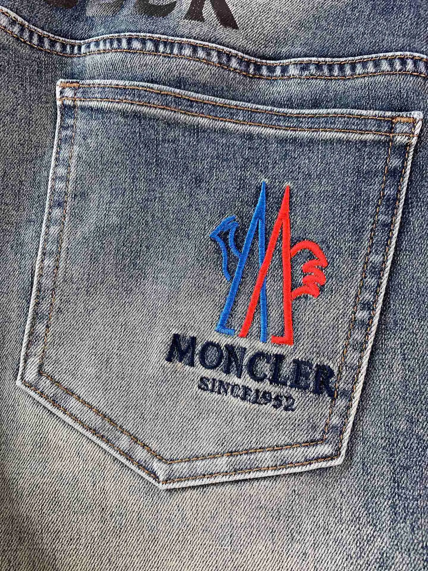 P220 Moncler 2025 SS spring and summer new product, high fashion style, casual washed jeans. The fabric is very special, super fine imitation cotton yarn blend, super soft and comfortable. It has the casual and casual feel of denim, but also has a sense of relaxation and fashion. The fabric surface is refreshing, slightly elastic, and super soft for a long wearing time. The entire pair of pants is made of traditional hand-rubbing technology and is washed with natural stone grinding and light fermentation. The version is a fitted small straight-leg cut with exquisite details. ……………………………………………………………… ❥∙Size: 29-40