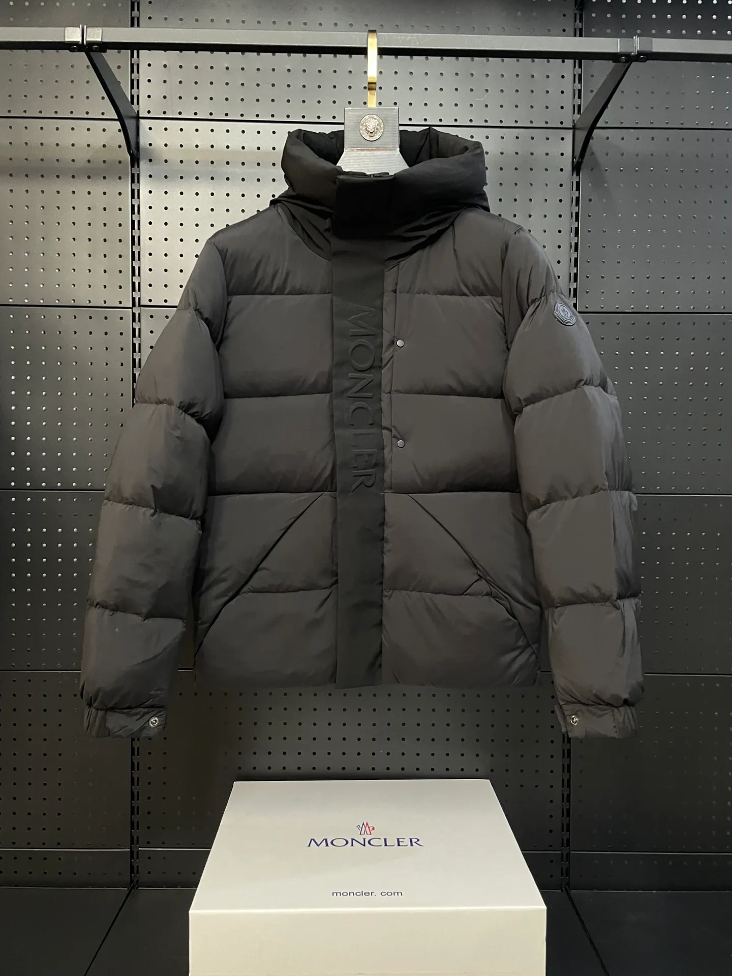 P780 22-year-old Moncler black warrior three-color short down jacket with embossed access control down jacket. Bread jacket. The official website is out of stock. The embossing on the placket is obvious, which distinguishes the currency. moncle madeira series, everyone calls it the black warrior! Flush 500g➕ Moncler Madeira short down jacket, frosted and neat colors and tailoring create a smart posture. Wearing the main line of autumn and winter mousse, return to the hustle and bustle of the city. One of the flagship series for autumn and winter, it is destined to be popular all over the Internet! The high collar design of the bread jacket can be worn by both men and women! Mengkou’s flagship series this year is filled with 90% white goose down, which is warm, comfortable and not bloated. The pattern is made of large squares, and each square is evenly distributed, firmly locking the down and warming your body. Style number: A89# Color: gray black Size: 1234 (equivalent to SMLXL)