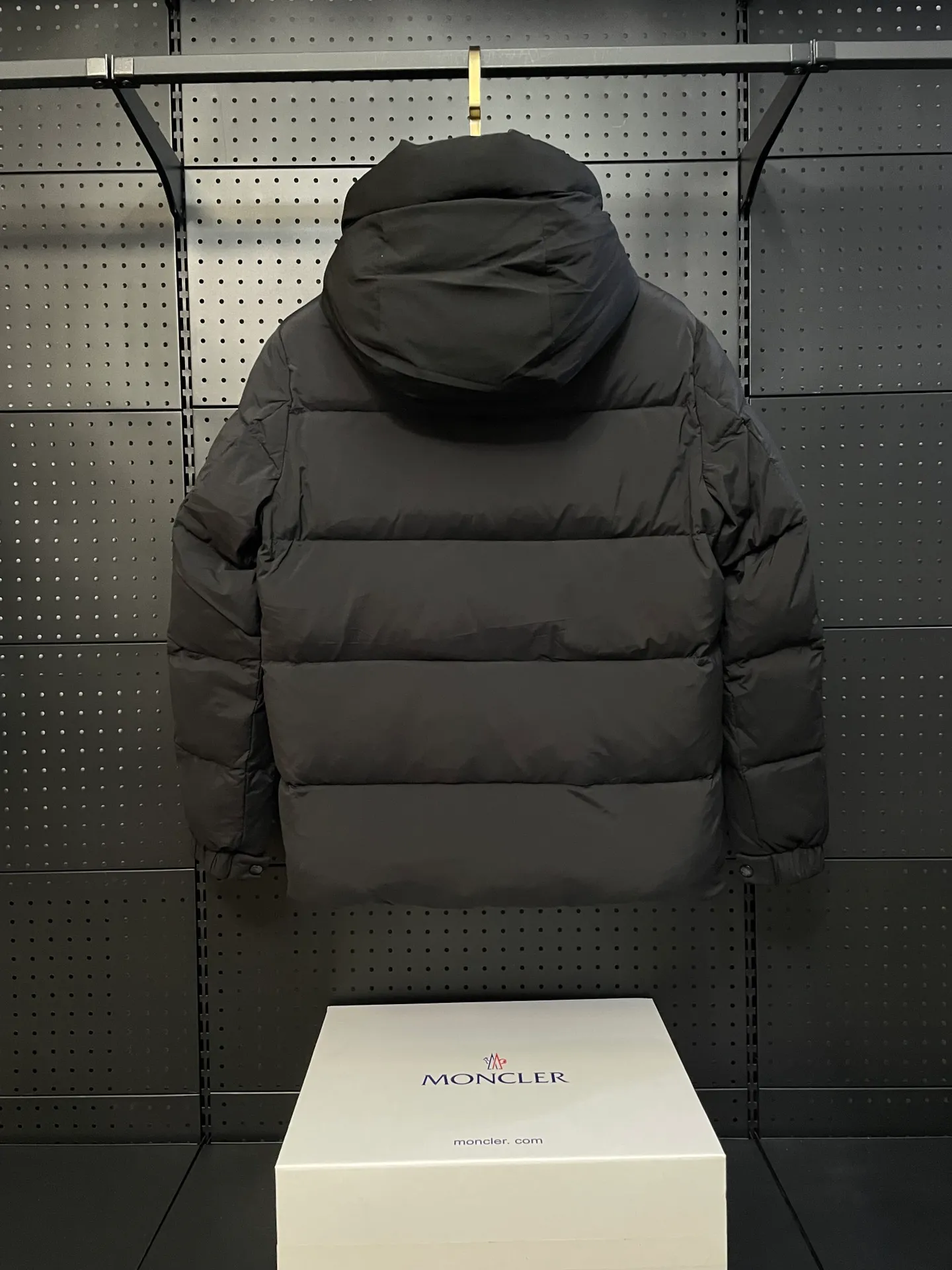 P780 22-year-old Moncler black warrior three-color short down jacket with embossed access control down jacket. Bread jacket. The official website is out of stock. The embossing on the placket is obvious, which distinguishes the currency. moncle madeira series, everyone calls it the black warrior! Flush 500g➕ Moncler Madeira short down jacket, frosted and neat colors and tailoring create a smart posture. Wearing the main line of autumn and winter mousse, return to the hustle and bustle of the city. One of the flagship series for autumn and winter, it is destined to be popular all over the Internet! The high collar design of the bread jacket can be worn by both men and women! Mengkou’s flagship series this year is filled with 90% white goose down, which is warm, comfortable and not bloated. The pattern is made of large squares, and each square is evenly distributed, firmly locking the down and warming your body. Style number: A89# Color: gray black Size: 1234 (equivalent to SMLXL)