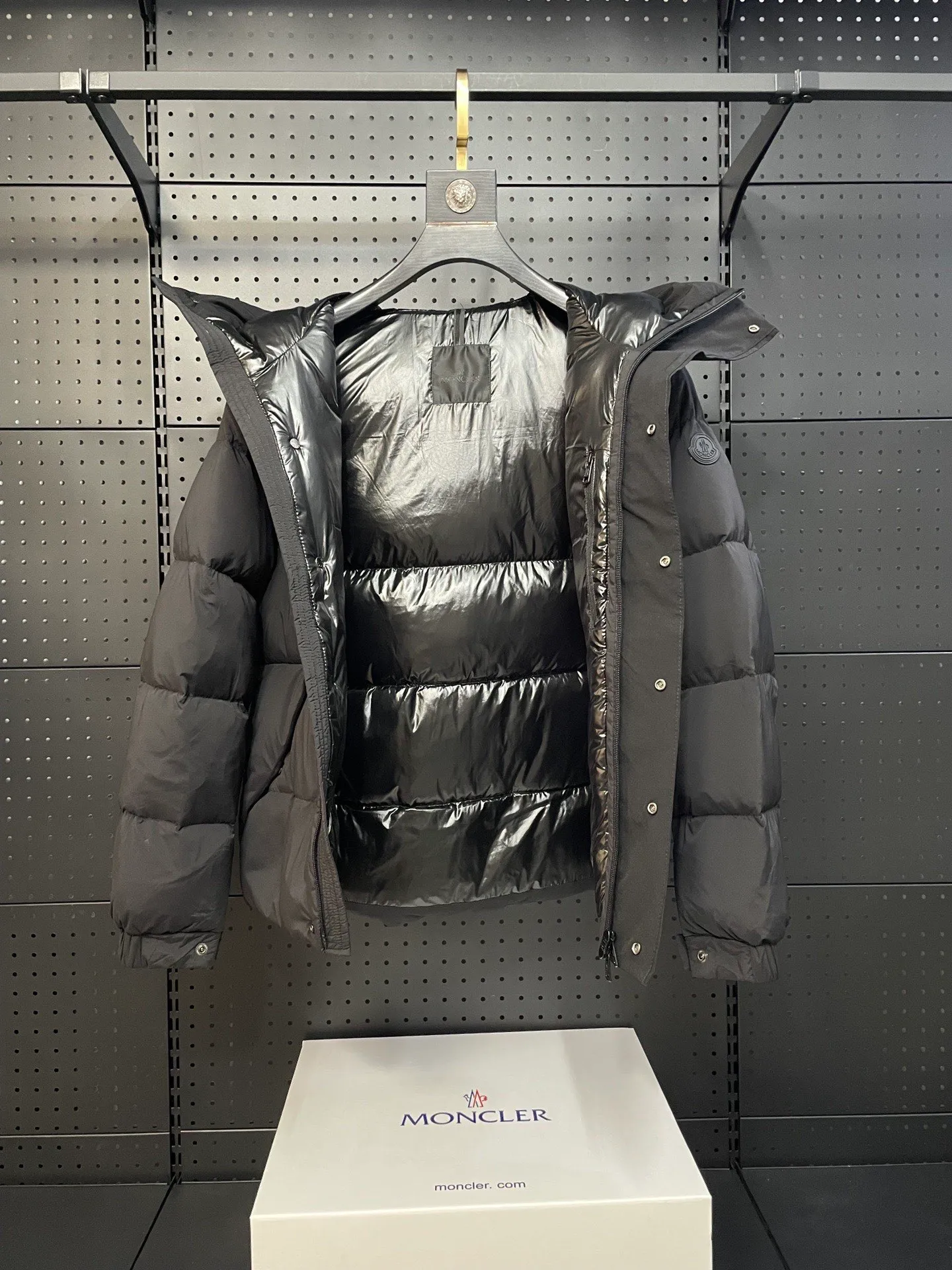P780 22-year-old Moncler black warrior three-color short down jacket with embossed access control down jacket. Bread jacket. The official website is out of stock. The embossing on the placket is obvious, which distinguishes the currency. moncle madeira series, everyone calls it the black warrior! Flush 500g➕ Moncler Madeira short down jacket, frosted and neat colors and tailoring create a smart posture. Wearing the main line of autumn and winter mousse, return to the hustle and bustle of the city. One of the flagship series for autumn and winter, it is destined to be popular all over the Internet! The high collar design of the bread jacket can be worn by both men and women! Mengkou’s flagship series this year is filled with 90% white goose down, which is warm, comfortable and not bloated. The pattern is made of large squares, and each square is evenly distributed, firmly locking the down and warming your body. Style number: A89# Color: gray black Size: 1234 (equivalent to SMLXL)