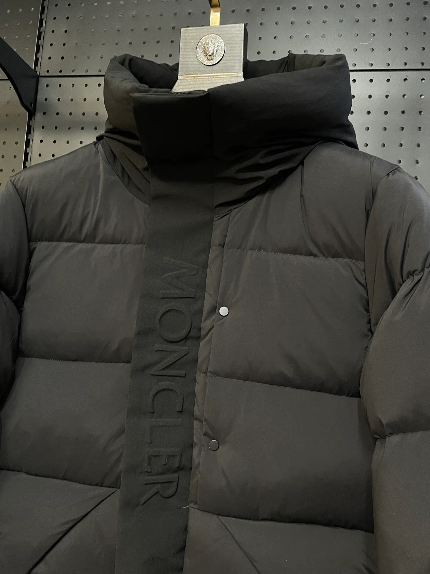P780 22-year-old Moncler black warrior three-color short down jacket with embossed access control down jacket. Bread jacket. The official website is out of stock. The embossing on the placket is obvious, which distinguishes the currency. moncle madeira series, everyone calls it the black warrior! Flush 500g➕ Moncler Madeira short down jacket, frosted and neat colors and tailoring create a smart posture. Wearing the main line of autumn and winter mousse, return to the hustle and bustle of the city. One of the flagship series for autumn and winter, it is destined to be popular all over the Internet! The high collar design of the bread jacket can be worn by both men and women! Mengkou’s flagship series this year is filled with 90% white goose down, which is warm, comfortable and not bloated. The pattern is made of large squares, and each square is evenly distributed, firmly locking the down and warming your body. Style number: A89# Color: gray black Size: 1234 (equivalent to SMLXL)