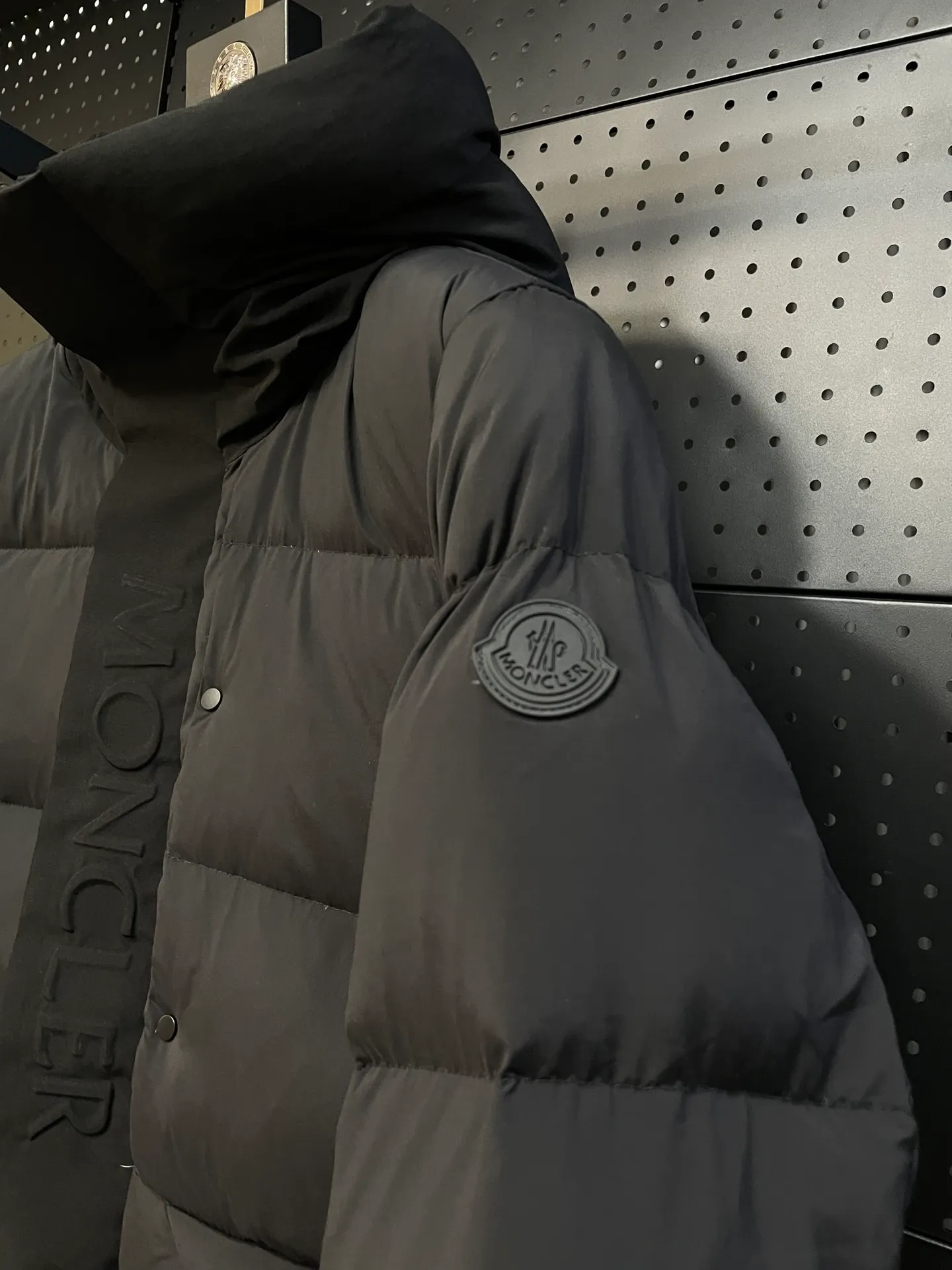 P780 22-year-old Moncler black warrior three-color short down jacket with embossed access control down jacket. Bread jacket. The official website is out of stock. The embossing on the placket is obvious, which distinguishes the currency. moncle madeira series, everyone calls it the black warrior! Flush 500g➕ Moncler Madeira short down jacket, frosted and neat colors and tailoring create a smart posture. Wearing the main line of autumn and winter mousse, return to the hustle and bustle of the city. One of the flagship series for autumn and winter, it is destined to be popular all over the Internet! The high collar design of the bread jacket can be worn by both men and women! Mengkou’s flagship series this year is filled with 90% white goose down, which is warm, comfortable and not bloated. The pattern is made of large squares, and each square is evenly distributed, firmly locking the down and warming your body. Style number: A89# Color: gray black Size: 1234 (equivalent to SMLXL)