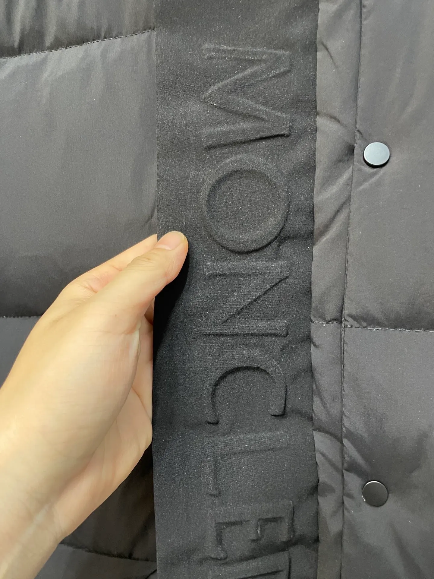 P780 22-year-old Moncler black warrior three-color short down jacket with embossed access control down jacket. Bread jacket. The official website is out of stock. The embossing on the placket is obvious, which distinguishes the currency. moncle madeira series, everyone calls it the black warrior! Flush 500g➕ Moncler Madeira short down jacket, frosted and neat colors and tailoring create a smart posture. Wearing the main line of autumn and winter mousse, return to the hustle and bustle of the city. One of the flagship series for autumn and winter, it is destined to be popular all over the Internet! The high collar design of the bread jacket can be worn by both men and women! Mengkou’s flagship series this year is filled with 90% white goose down, which is warm, comfortable and not bloated. The pattern is made of large squares, and each square is evenly distributed, firmly locking the down and warming your body. Style number: A89# Color: gray black Size: 1234 (equivalent to SMLXL)
