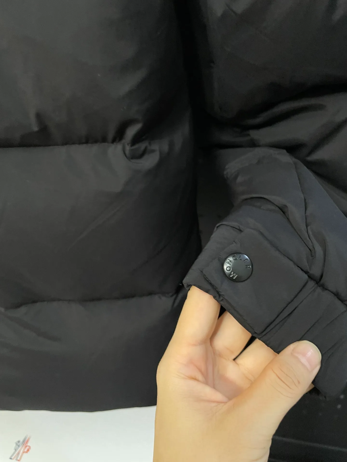P780 22-year-old Moncler black warrior three-color short down jacket with embossed access control down jacket. Bread jacket. The official website is out of stock. The embossing on the placket is obvious, which distinguishes the currency. moncle madeira series, everyone calls it the black warrior! Flush 500g➕ Moncler Madeira short down jacket, frosted and neat colors and tailoring create a smart posture. Wearing the main line of autumn and winter mousse, return to the hustle and bustle of the city. One of the flagship series for autumn and winter, it is destined to be popular all over the Internet! The high collar design of the bread jacket can be worn by both men and women! Mengkou’s flagship series this year is filled with 90% white goose down, which is warm, comfortable and not bloated. The pattern is made of large squares, and each square is evenly distributed, firmly locking the down and warming your body. Style number: A89# Color: gray black Size: 1234 (equivalent to SMLXL)