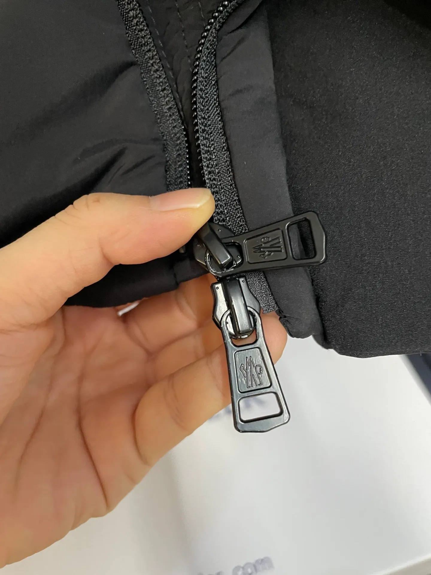 P780 22-year-old Moncler black warrior three-color short down jacket with embossed access control down jacket. Bread jacket. The official website is out of stock. The embossing on the placket is obvious, which distinguishes the currency. moncle madeira series, everyone calls it the black warrior! Flush 500g➕ Moncler Madeira short down jacket, frosted and neat colors and tailoring create a smart posture. Wearing the main line of autumn and winter mousse, return to the hustle and bustle of the city. One of the flagship series for autumn and winter, it is destined to be popular all over the Internet! The high collar design of the bread jacket can be worn by both men and women! Mengkou’s flagship series this year is filled with 90% white goose down, which is warm, comfortable and not bloated. The pattern is made of large squares, and each square is evenly distributed, firmly locking the down and warming your body. Style number: A89# Color: gray black Size: 1234 (equivalent to SMLXL)