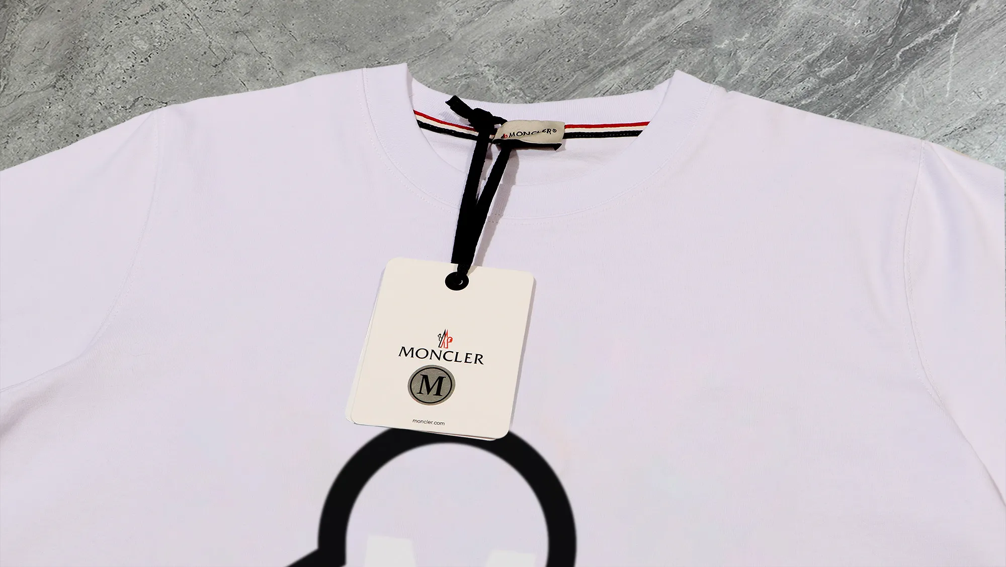 P210 High-version sweatshirt) [Long-term stock] 〖𝐌𝐎𝐍𝐂𝐋𝐄𝐑~Mask〗 Made of 440g heavy-weight fabric. It is different from the market currency. It can be matched with any variety and is properly handsome. 😎The whole dress is made of double waistcoats. The double waistcoats make the whole dress more three-dimensional. Not ordinary factories can do such fine work. 2025 Spring runway version of the T stage, on sale at the counter, round neck terry sweatshirt, high-end double-strand pure cotton, custom-made stretch ribs, dyed in the same vat, complete with three standards, matched with exquisite embroidered LOGO on the chest, simple and advanced, same style for men and women. Color: black, apricot, white, size: S M L XL 2XL