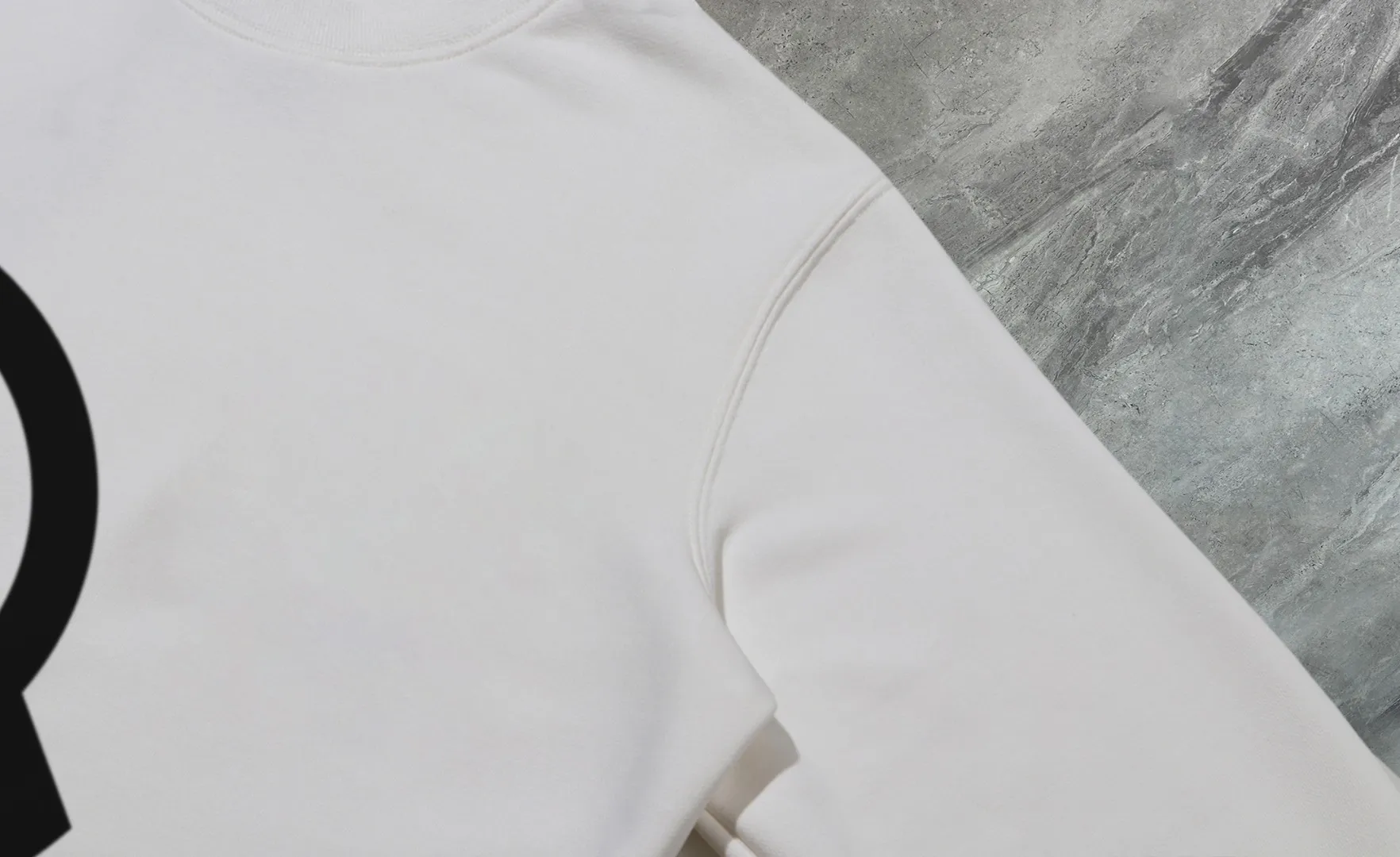 P210 High-version sweatshirt) [Long-term stock] 〖𝐌𝐎𝐍𝐂𝐋𝐄𝐑~Mask〗 Made of 440g heavy-weight fabric. It is different from the market currency. It can be matched with any variety and is properly handsome. 😎The whole dress is made of double waistcoats. The double waistcoats make the whole dress more three-dimensional. Not ordinary factories can do such fine work. 2025 Spring runway version of the T stage, on sale at the counter, round neck terry sweatshirt, high-end double-strand pure cotton, custom-made stretch ribs, dyed in the same vat, complete with three standards, matched with exquisite embroidered LOGO on the chest, simple and advanced, same style for men and women. Color: black, apricot, white, size: S M L XL 2XL