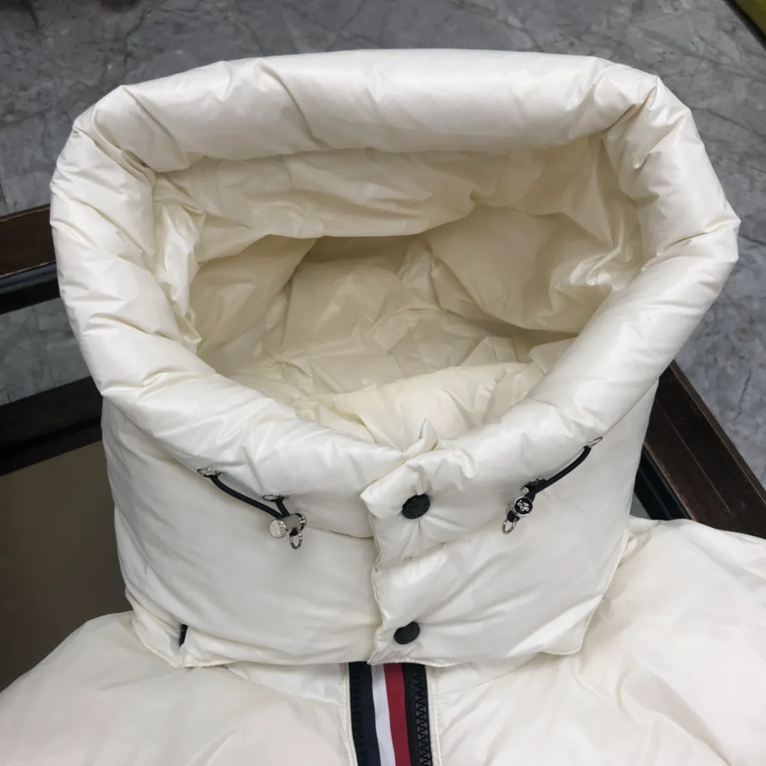 P720 💎White💎Moncler Men's Men's Men's Down Jacket is now in stock👏👏Available at Asian Men's Mouth Counters. The sleeves are equipped with windproof elastic design. Personalized double zippers. Double-layer liner inside ensures the warmth of the clothes and prevents velvet leakage. Accessories, details and hardware are all in place. Black, white, military green, code number: 12345.