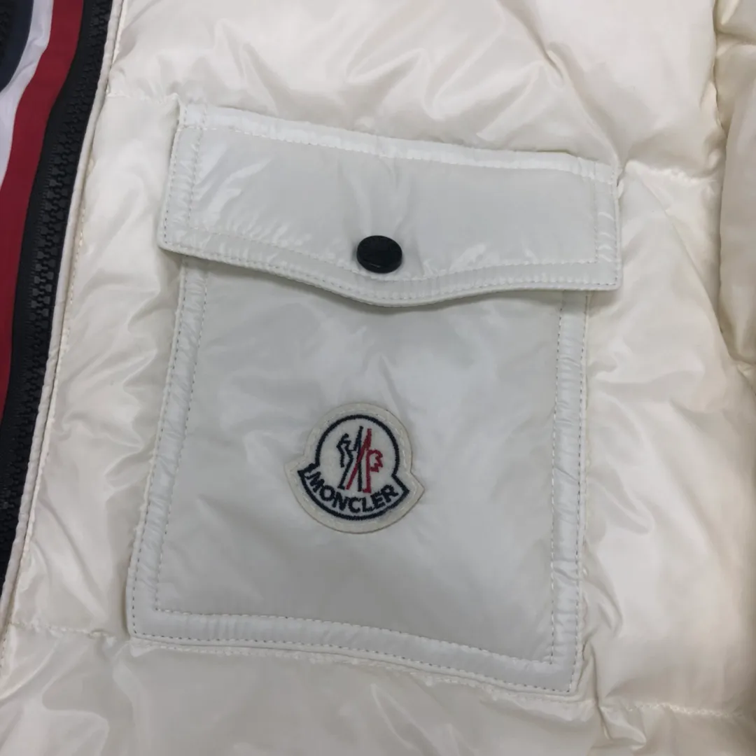 P720 💎White💎Moncler Men's Men's Men's Down Jacket is now in stock👏👏Available at Asian Men's Mouth Counters. The sleeves are equipped with windproof elastic design. Personalized double zippers. Double-layer liner inside ensures the warmth of the clothes and prevents velvet leakage. Accessories, details and hardware are all in place. Black, white, military green, code number: 12345.