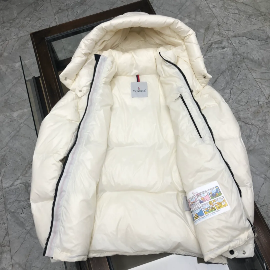 P720 💎White💎Moncler Men's Men's Men's Down Jacket is now in stock👏👏Available at Asian Men's Mouth Counters. The sleeves are equipped with windproof elastic design. Personalized double zippers. Double-layer liner inside ensures the warmth of the clothes and prevents velvet leakage. Accessories, details and hardware are all in place. Black, white, military green, code number: 12345.