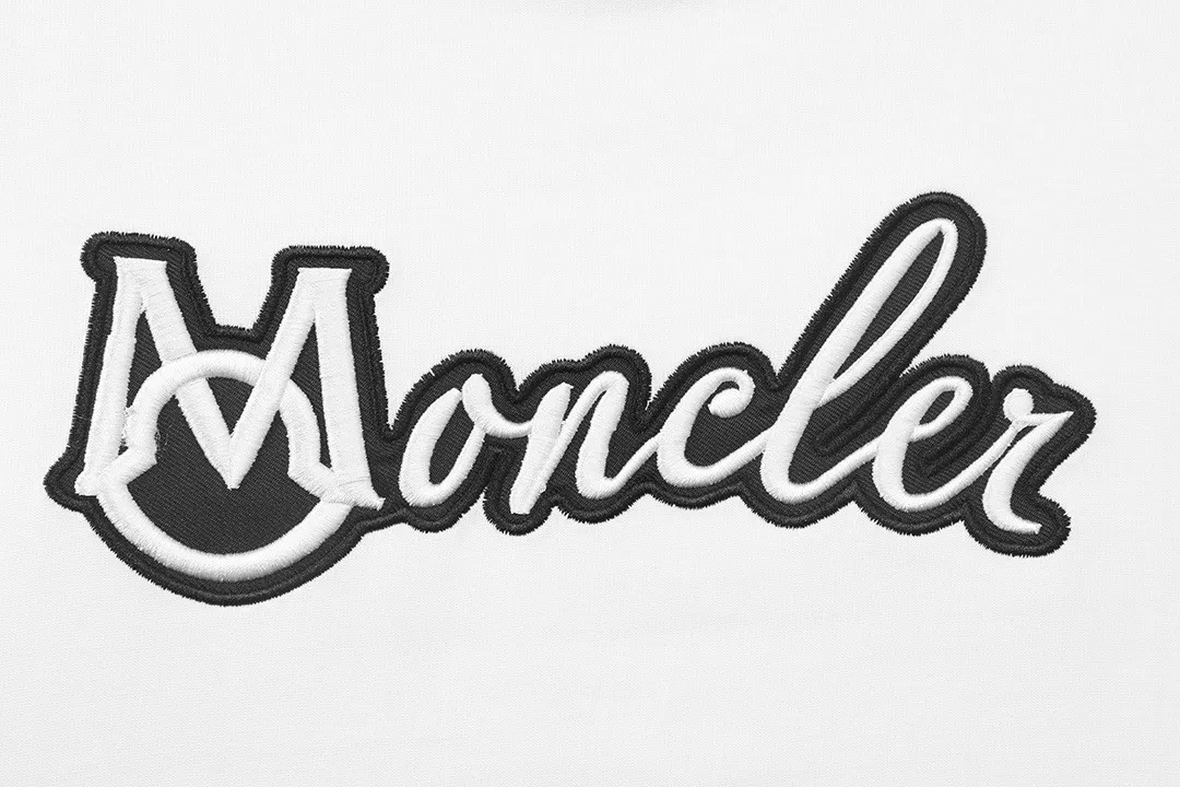 P150 Moncler 2026 official website new heavy industry slogan embroidered letter logo, same style for men and women, short-sleeved T-shirt ·Customized 300 grams of 100% double yarn pure cotton fabric ·Dyeing of 32 double-strand threads ·Collar label, hangtag, main mark and three labels complete Color: White Size: XS S M L
