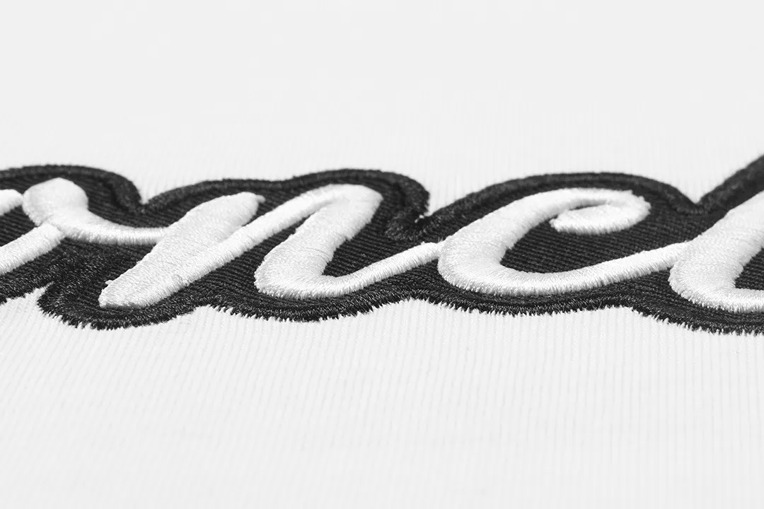 P150 Moncler 2026 official website new heavy industry slogan embroidered letter logo, same style for men and women, short-sleeved T-shirt ·Customized 300 grams of 100% double yarn pure cotton fabric ·Dyeing of 32 double-strand threads ·Collar label, hangtag, main mark and three labels complete Color: White Size: XS S M L