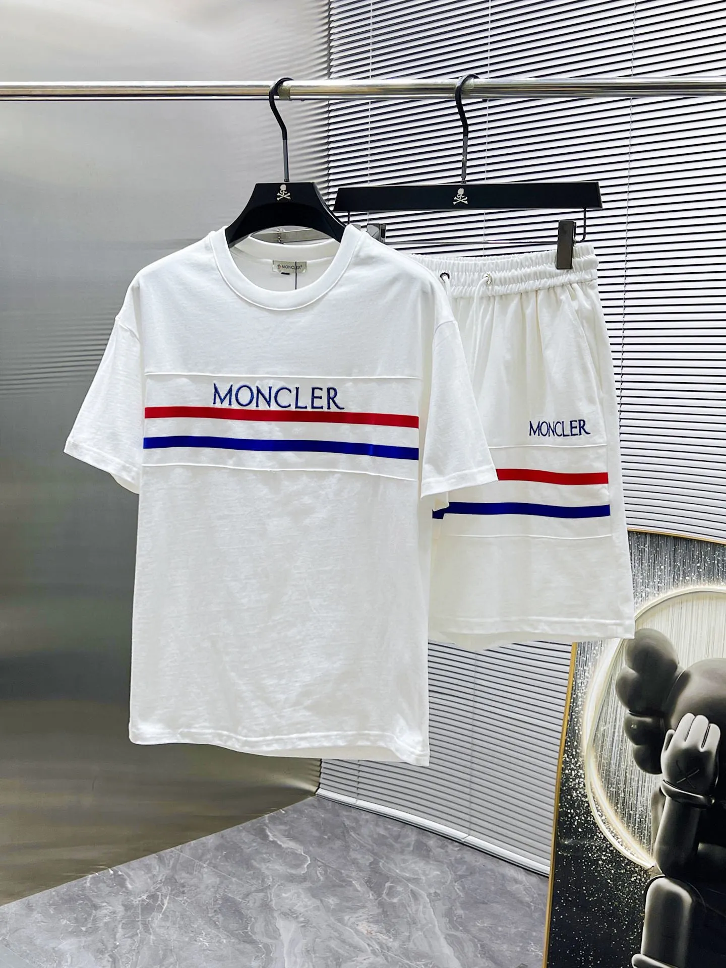 P560 Brand [MONCLER Mouth Covered] 2025 round neck short-sleeved shorts suit. The pure cotton fabric upper body will not be stuffy, the smooth and comfortable skin-friendly effect is more breathable, the fabric has its own texture, classic logo technology, a new interpretation from a unique angle, the first choice for fashion and versatility! Size: M-3XL (maximum wear: 190 pounds)