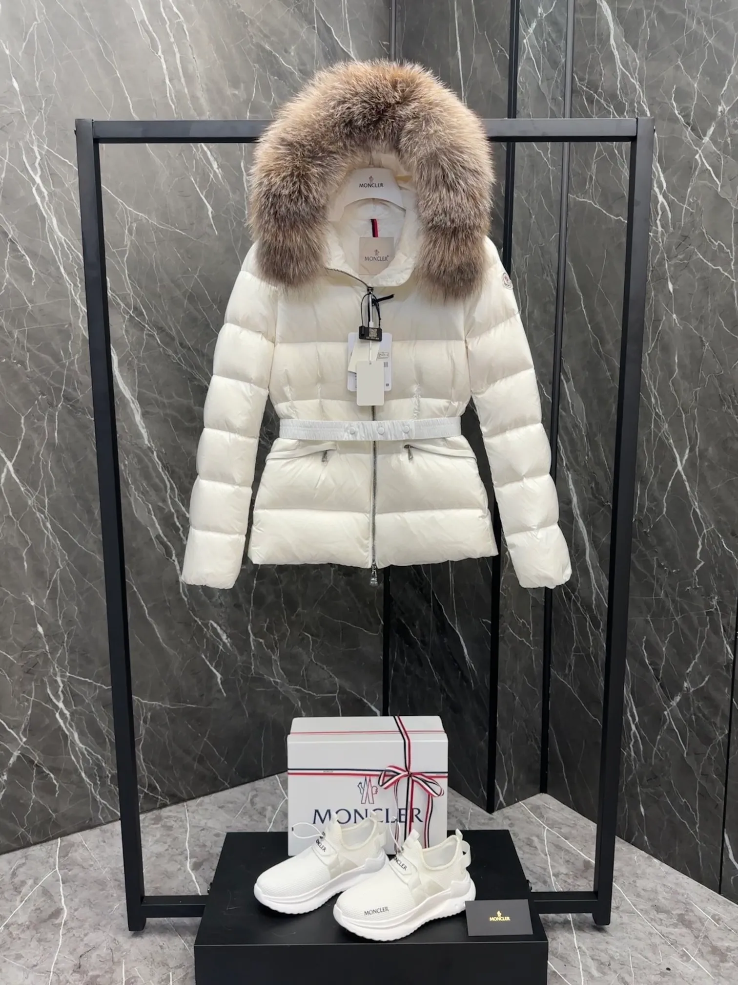 P1040 MONCLER Mouth Boed women's short style Boed women's down is made of longue saison fabric, embellished with fur trim, providing warmth and care. (!Fox fur collar imported from Finland, of course the fur collar needs to be larger to look good) Boed down has a soft silhouette design and is equipped with an exquisite belt to create a sophisticated and elegant winter look. Made of longue saison fabric with wool trim on the hood. Details · Made of longue saison fabric. Longue saison lining · Filled with down · Hood with removable fleece trim · Two-way zip closure · Elasticated waistband with patent snap buttons · Zippered lateral pockets with grosgrain piping · Adjustable elastic cuffs