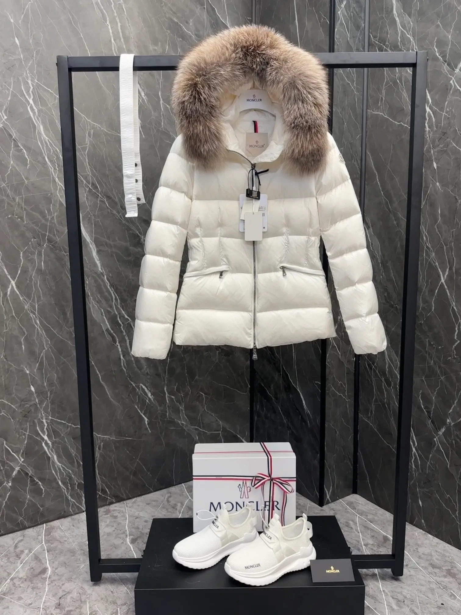 P1040 MONCLER Mouth Boed women's short style Boed women's down is made of longue saison fabric, embellished with fur trim, providing warmth and care. (!Fox fur collar imported from Finland, of course the fur collar needs to be larger to look good) Boed down has a soft silhouette design and is equipped with an exquisite belt to create a sophisticated and elegant winter look. Made of longue saison fabric with wool trim on the hood. Details · Made of longue saison fabric. Longue saison lining · Filled with down · Hood with removable fleece trim · Two-way zip closure · Elasticated waistband with patent snap buttons · Zippered lateral pockets with grosgrain piping · Adjustable elastic cuffs