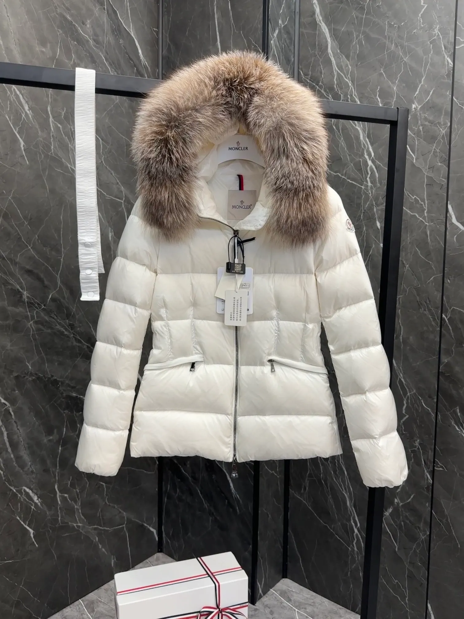 P1040 MONCLER Mouth Boed women's short style Boed women's down is made of longue saison fabric, embellished with fur trim, providing warmth and care. (!Fox fur collar imported from Finland, of course the fur collar needs to be larger to look good) Boed down has a soft silhouette design and is equipped with an exquisite belt to create a sophisticated and elegant winter look. Made of longue saison fabric with wool trim on the hood. Details · Made of longue saison fabric. Longue saison lining · Filled with down · Hood with removable fleece trim · Two-way zip closure · Elasticated waistband with patent snap buttons · Zippered lateral pockets with grosgrain piping · Adjustable elastic cuffs