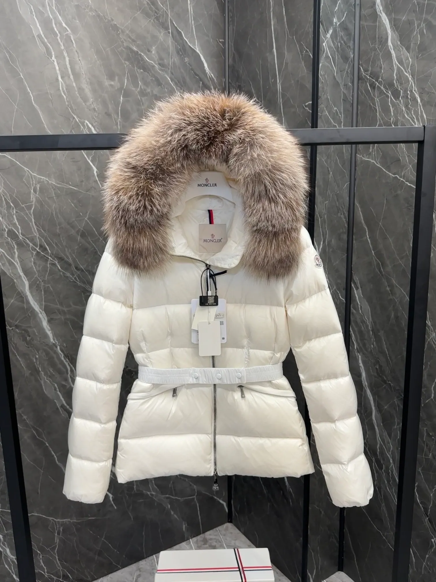 P1040 MONCLER Mouth Boed women's short style Boed women's down is made of longue saison fabric, embellished with fur trim, providing warmth and care. (!Fox fur collar imported from Finland, of course the fur collar needs to be larger to look good) Boed down has a soft silhouette design and is equipped with an exquisite belt to create a sophisticated and elegant winter look. Made of longue saison fabric with wool trim on the hood. Details · Made of longue saison fabric. Longue saison lining · Filled with down · Hood with removable fleece trim · Two-way zip closure · Elasticated waistband with patent snap buttons · Zippered lateral pockets with grosgrain piping · Adjustable elastic cuffs