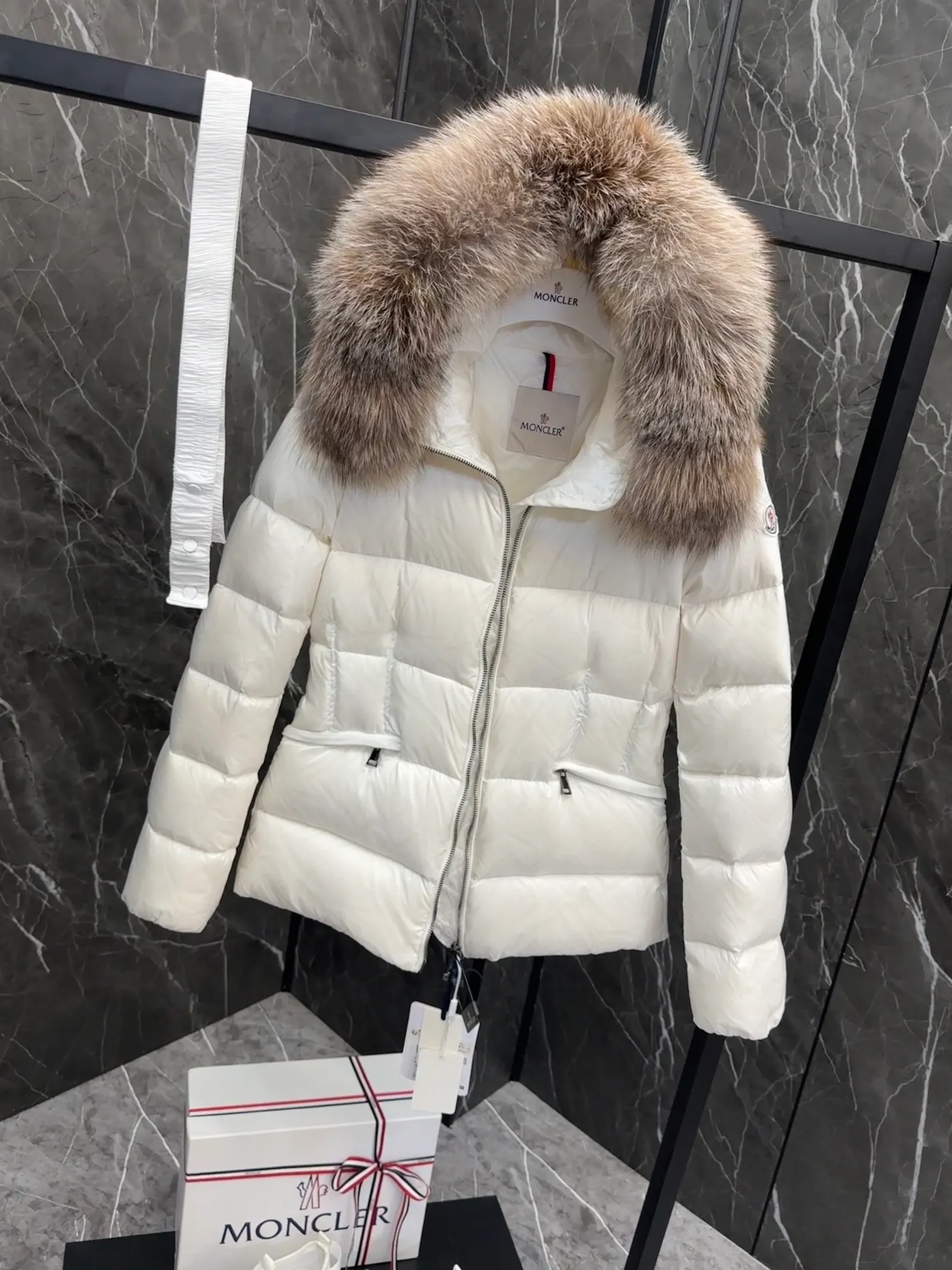 P1040 MONCLER Mouth Boed women's short style Boed women's down is made of longue saison fabric, embellished with fur trim, providing warmth and care. (!Fox fur collar imported from Finland, of course the fur collar needs to be larger to look good) Boed down has a soft silhouette design and is equipped with an exquisite belt to create a sophisticated and elegant winter look. Made of longue saison fabric with wool trim on the hood. Details · Made of longue saison fabric. Longue saison lining · Filled with down · Hood with removable fleece trim · Two-way zip closure · Elasticated waistband with patent snap buttons · Zippered lateral pockets with grosgrain piping · Adjustable elastic cuffs