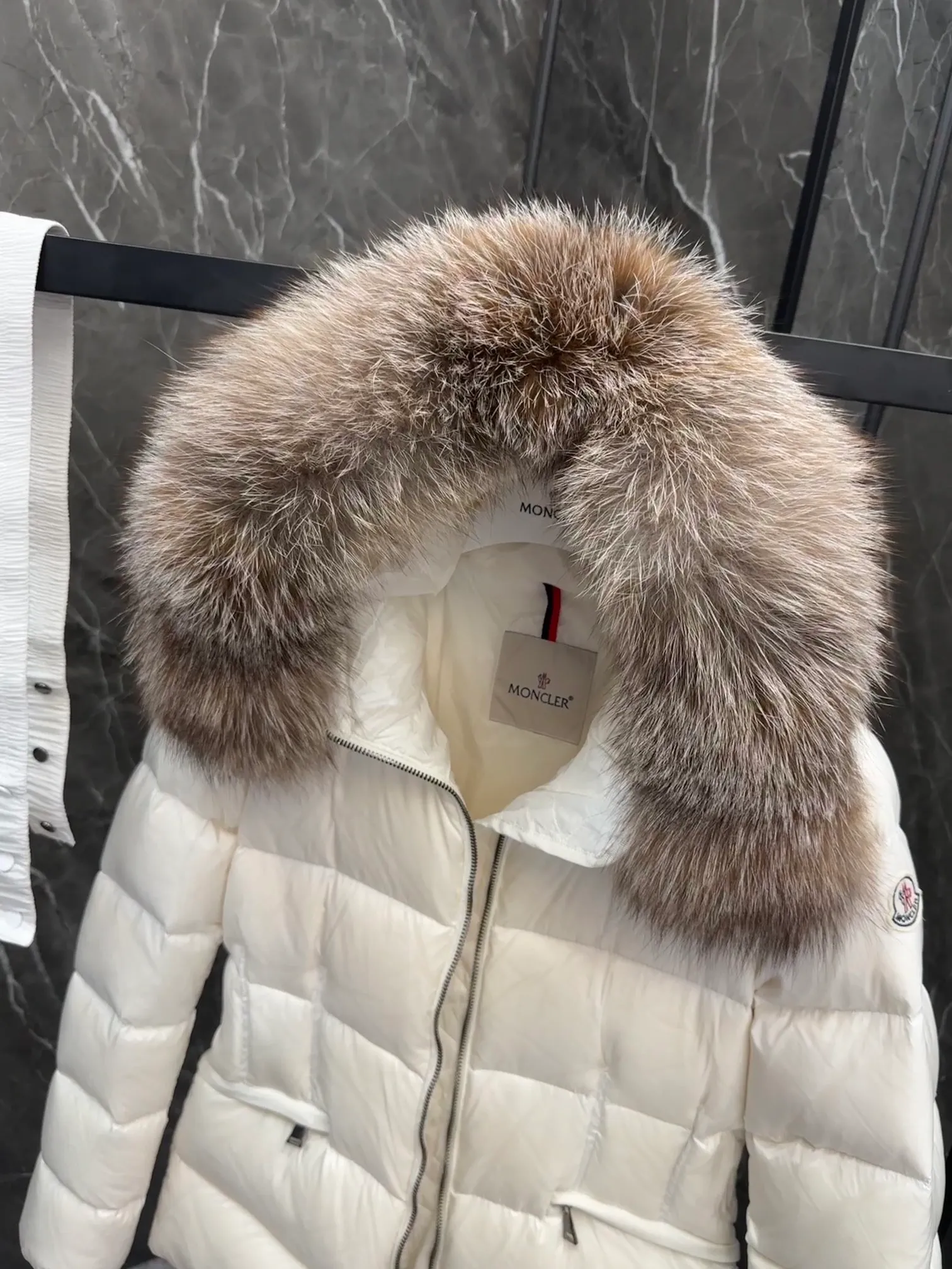 P1040 MONCLER Mouth Boed women's short style Boed women's down is made of longue saison fabric, embellished with fur trim, providing warmth and care. (!Fox fur collar imported from Finland, of course the fur collar needs to be larger to look good) Boed down has a soft silhouette design and is equipped with an exquisite belt to create a sophisticated and elegant winter look. Made of longue saison fabric with wool trim on the hood. Details · Made of longue saison fabric. Longue saison lining · Filled with down · Hood with removable fleece trim · Two-way zip closure · Elasticated waistband with patent snap buttons · Zippered lateral pockets with grosgrain piping · Adjustable elastic cuffs