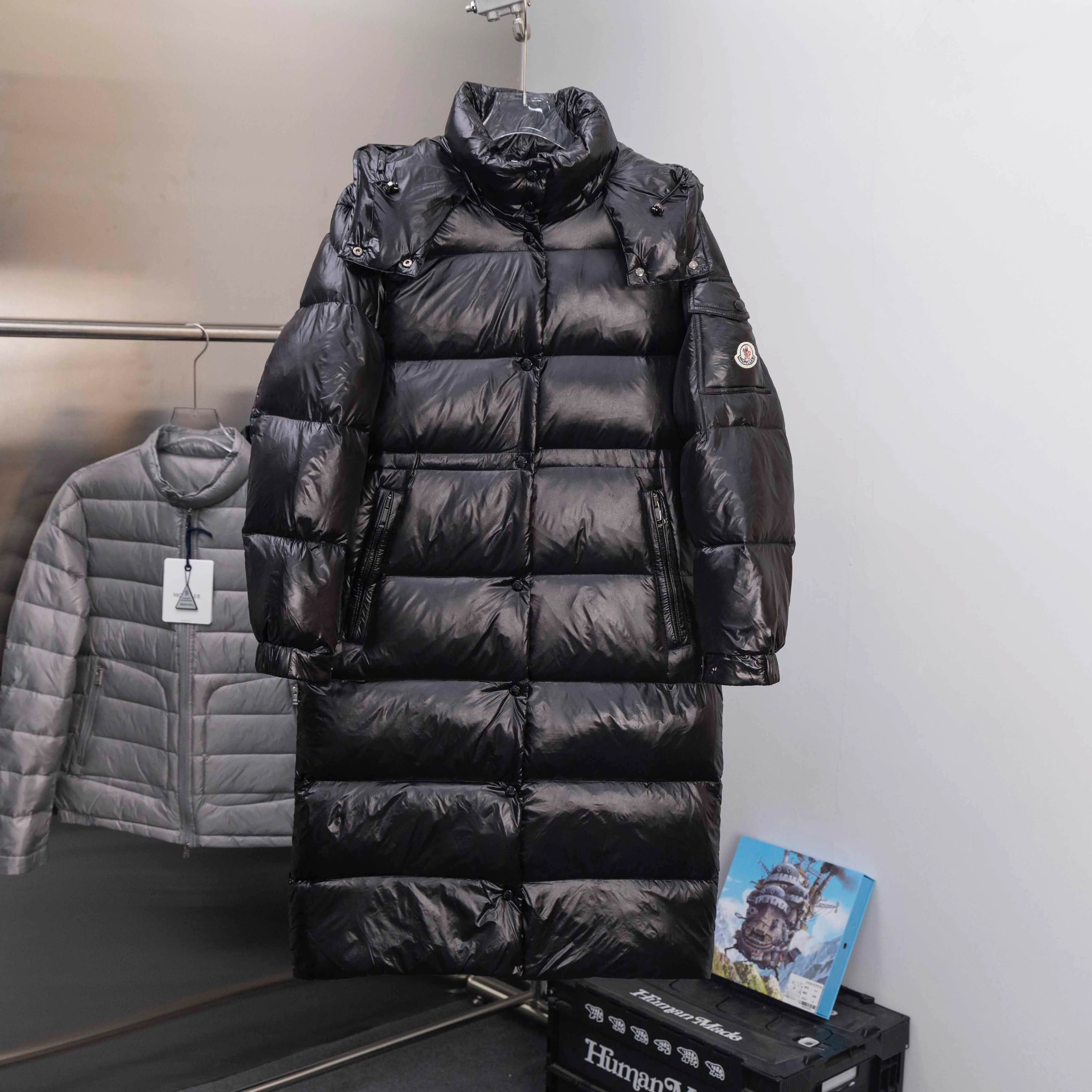 P790 2025 autumn and winter new style 🆕Special down ⬆️Moncler Cavettaz long women's down jacket jacket. 480g duck down filling ❗️❗️❗️A walking duvet. Kill all low-end duck down shriveled versions. High-end exclusive. Dedicated to high-demand fairies with obsessive-compulsive disorder. Cavettaz women's long down jacket uses iconic nylon Made from laqué fabric, designed to handle a variety of environments.  The Cavettaz down jacket features a classic shape and checkered quilting for a simple yet distinct aesthetic. This long piece is made from nylon laqué fabric, giving it the instantly recognizable signature of the brand. Details Made of nylon laqué Nylon laqué lining Filled with down Removable hood Zipper and snap closure Zippered pockets Adjustable cuffs Elastic waist and hem Size: 1234 Black White 123 Fairy