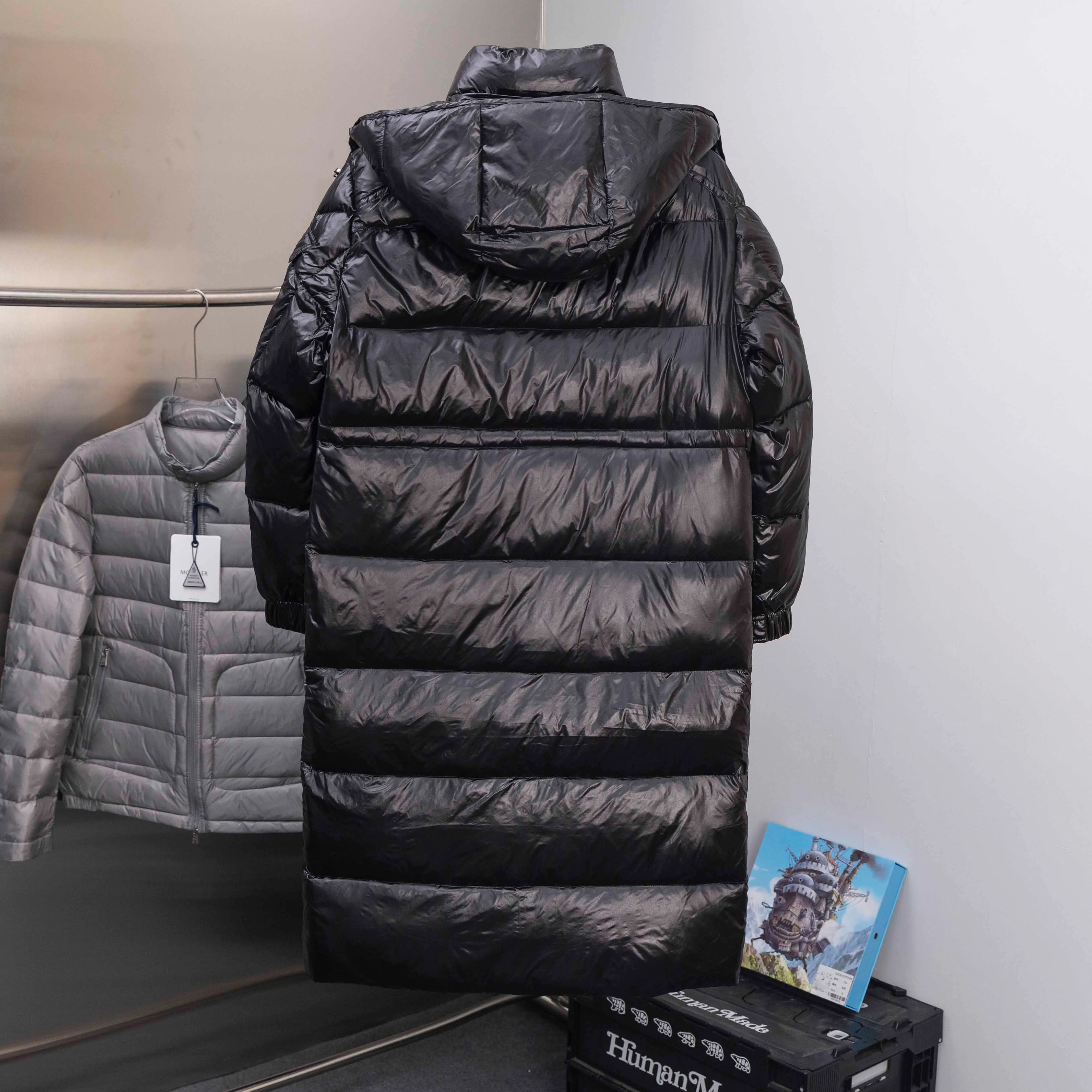 P790 2025 autumn and winter new style 🆕Special down ⬆️Moncler Cavettaz long women's down jacket jacket. 480g duck down filling ❗️❗️❗️A walking duvet. Kill all low-end duck down shriveled versions. High-end exclusive. Dedicated to high-demand fairies with obsessive-compulsive disorder. Cavettaz women's long down jacket uses iconic nylon Made from laqué fabric, designed to handle a variety of environments.  The Cavettaz down jacket features a classic shape and checkered quilting for a simple yet distinct aesthetic. This long piece is made from nylon laqué fabric, giving it the instantly recognizable signature of the brand. Details Made of nylon laqué Nylon laqué lining Filled with down Removable hood Zipper and snap closure Zippered pockets Adjustable cuffs Elastic waist and hem Size: 1234 Black White 123 Fairy