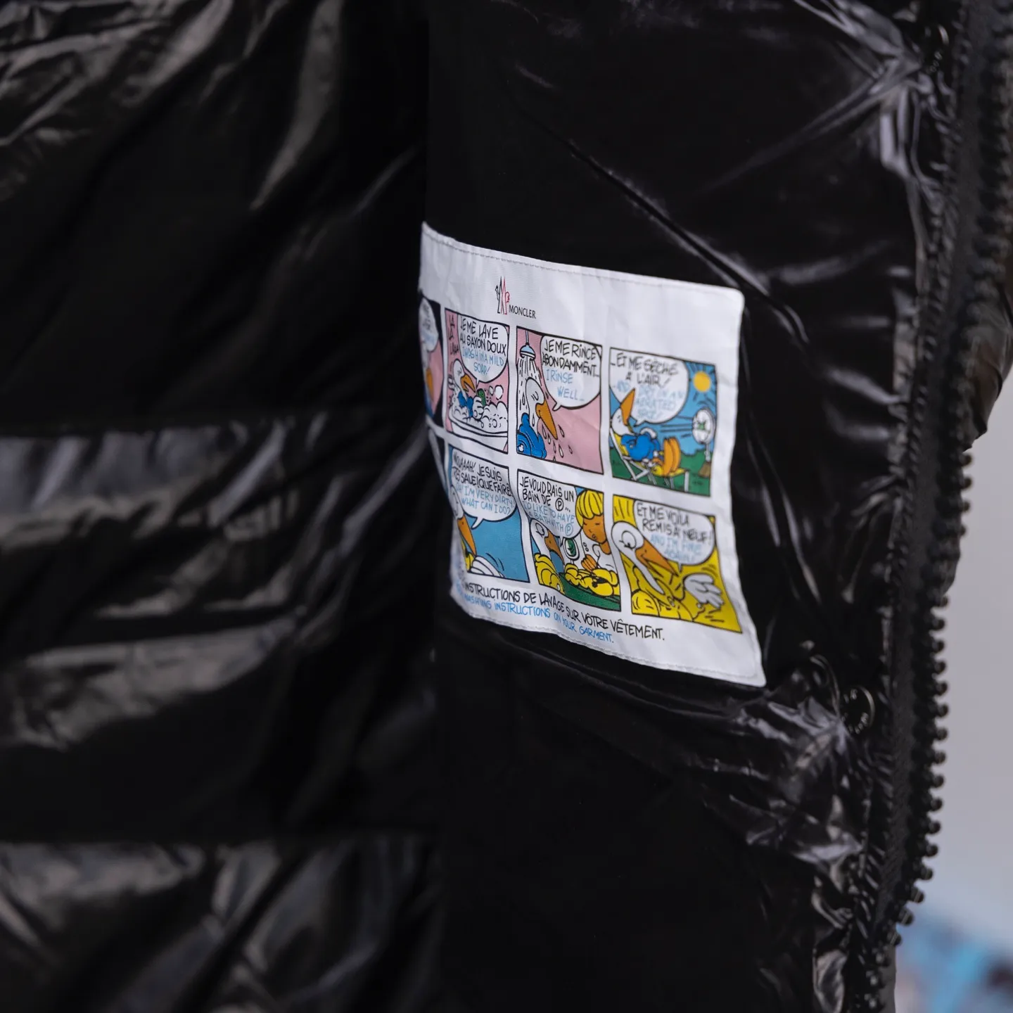P790 2025 autumn and winter new style 🆕Special down ⬆️Moncler Cavettaz long women's down jacket jacket. 480g duck down filling ❗️❗️❗️A walking duvet. Kill all low-end duck down shriveled versions. High-end exclusive. Dedicated to high-demand fairies with obsessive-compulsive disorder. Cavettaz women's long down jacket uses iconic nylon Made from laqué fabric, designed to handle a variety of environments.  The Cavettaz down jacket features a classic shape and checkered quilting for a simple yet distinct aesthetic. This long piece is made from nylon laqué fabric, giving it the instantly recognizable signature of the brand. Details Made of nylon laqué Nylon laqué lining Filled with down Removable hood Zipper and snap closure Zippered pockets Adjustable cuffs Elastic waist and hem Size: 1234 Black White 123 Fairy
