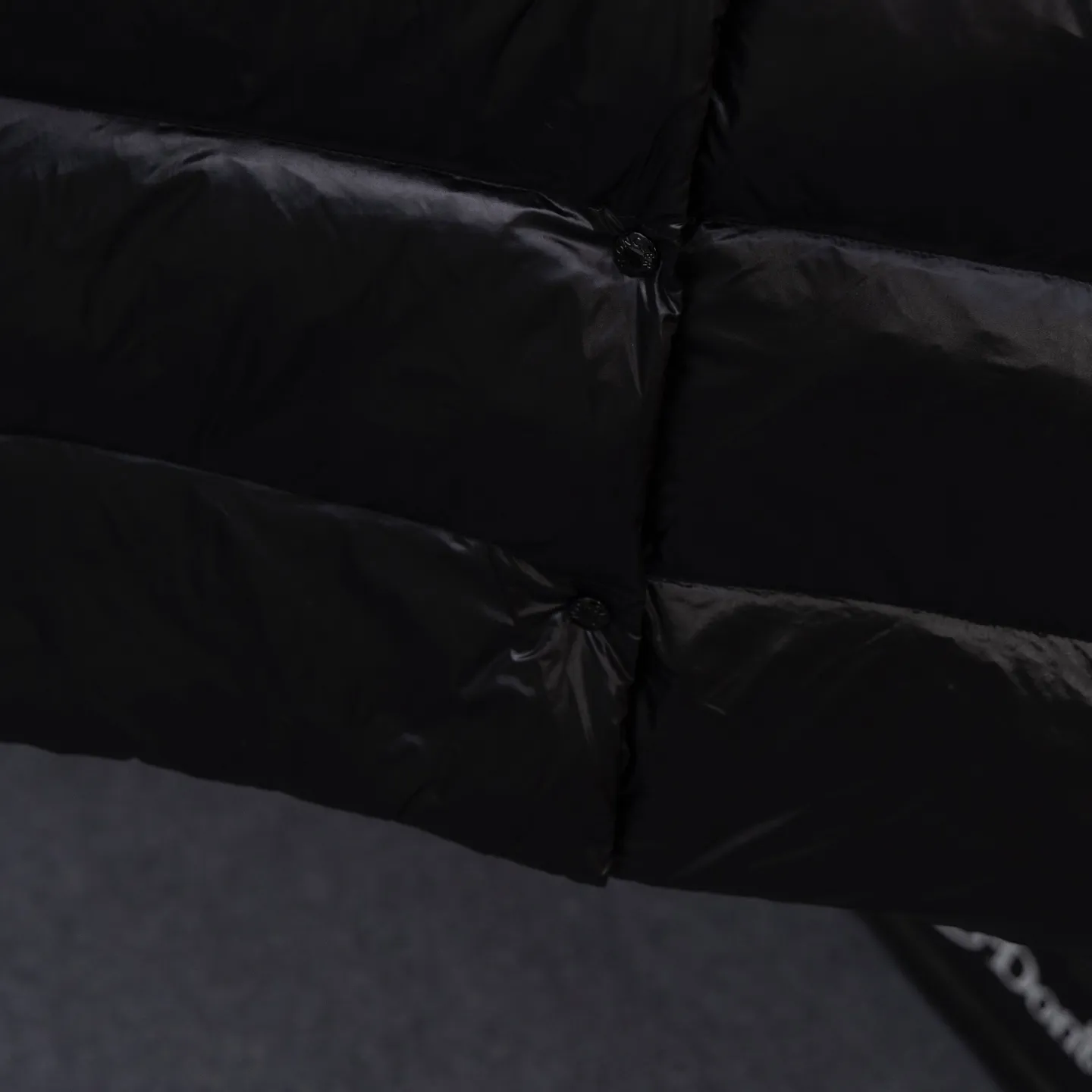 P790 2025 autumn and winter new style 🆕Special down ⬆️Moncler Cavettaz long women's down jacket jacket. 480g duck down filling ❗️❗️❗️A walking duvet. Kill all low-end duck down shriveled versions. High-end exclusive. Dedicated to high-demand fairies with obsessive-compulsive disorder. Cavettaz women's long down jacket uses iconic nylon Made from laqué fabric, designed to handle a variety of environments.  The Cavettaz down jacket features a classic shape and checkered quilting for a simple yet distinct aesthetic. This long piece is made from nylon laqué fabric, giving it the instantly recognizable signature of the brand. Details Made of nylon laqué Nylon laqué lining Filled with down Removable hood Zipper and snap closure Zippered pockets Adjustable cuffs Elastic waist and hem Size: 1234 Black White 123 Fairy