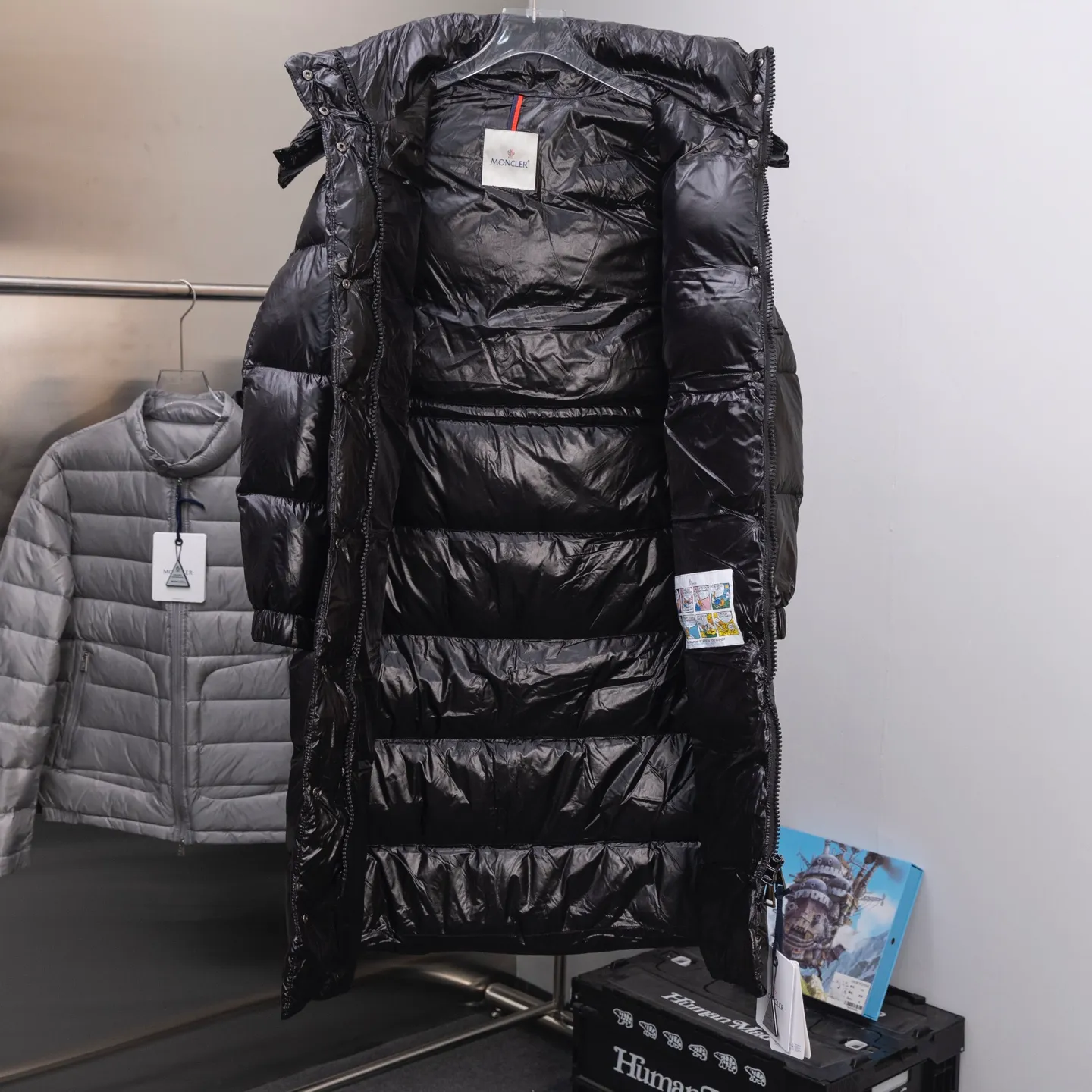 P790 2025 autumn and winter new style 🆕Special down ⬆️Moncler Cavettaz long women's down jacket jacket. 480g duck down filling ❗️❗️❗️A walking duvet. Kill all low-end duck down shriveled versions. High-end exclusive. Dedicated to high-demand fairies with obsessive-compulsive disorder. Cavettaz women's long down jacket uses iconic nylon Made from laqué fabric, designed to handle a variety of environments.  The Cavettaz down jacket features a classic shape and checkered quilting for a simple yet distinct aesthetic. This long piece is made from nylon laqué fabric, giving it the instantly recognizable signature of the brand. Details Made of nylon laqué Nylon laqué lining Filled with down Removable hood Zipper and snap closure Zippered pockets Adjustable cuffs Elastic waist and hem Size: 1234 Black White 123 Fairy