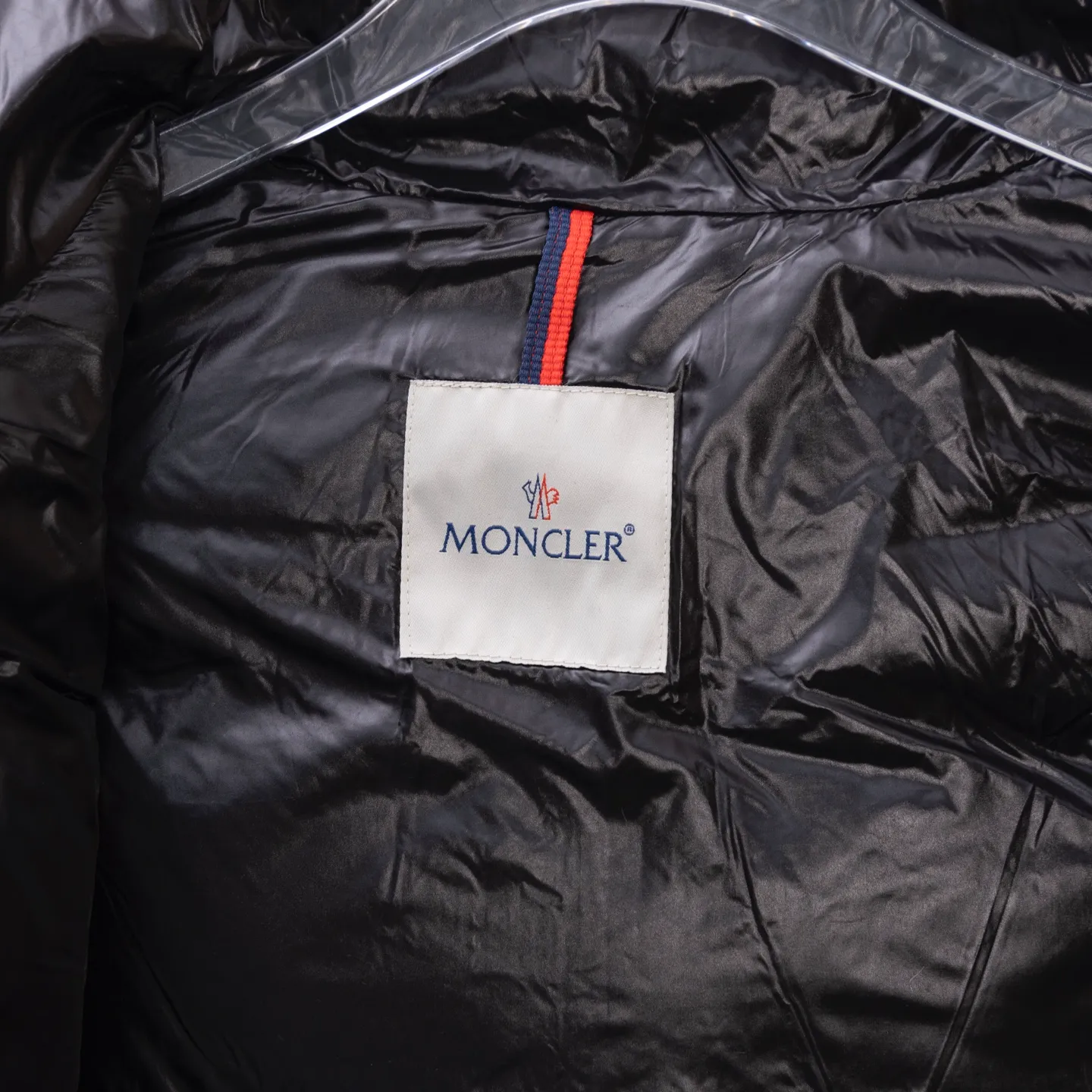 P790 2025 autumn and winter new style 🆕Special down ⬆️Moncler Cavettaz long women's down jacket jacket. 480g duck down filling ❗️❗️❗️A walking duvet. Kill all low-end duck down shriveled versions. High-end exclusive. Dedicated to high-demand fairies with obsessive-compulsive disorder. Cavettaz women's long down jacket uses iconic nylon Made from laqué fabric, designed to handle a variety of environments.  The Cavettaz down jacket features a classic shape and checkered quilting for a simple yet distinct aesthetic. This long piece is made from nylon laqué fabric, giving it the instantly recognizable signature of the brand. Details Made of nylon laqué Nylon laqué lining Filled with down Removable hood Zipper and snap closure Zippered pockets Adjustable cuffs Elastic waist and hem Size: 1234 Black White 123 Fairy