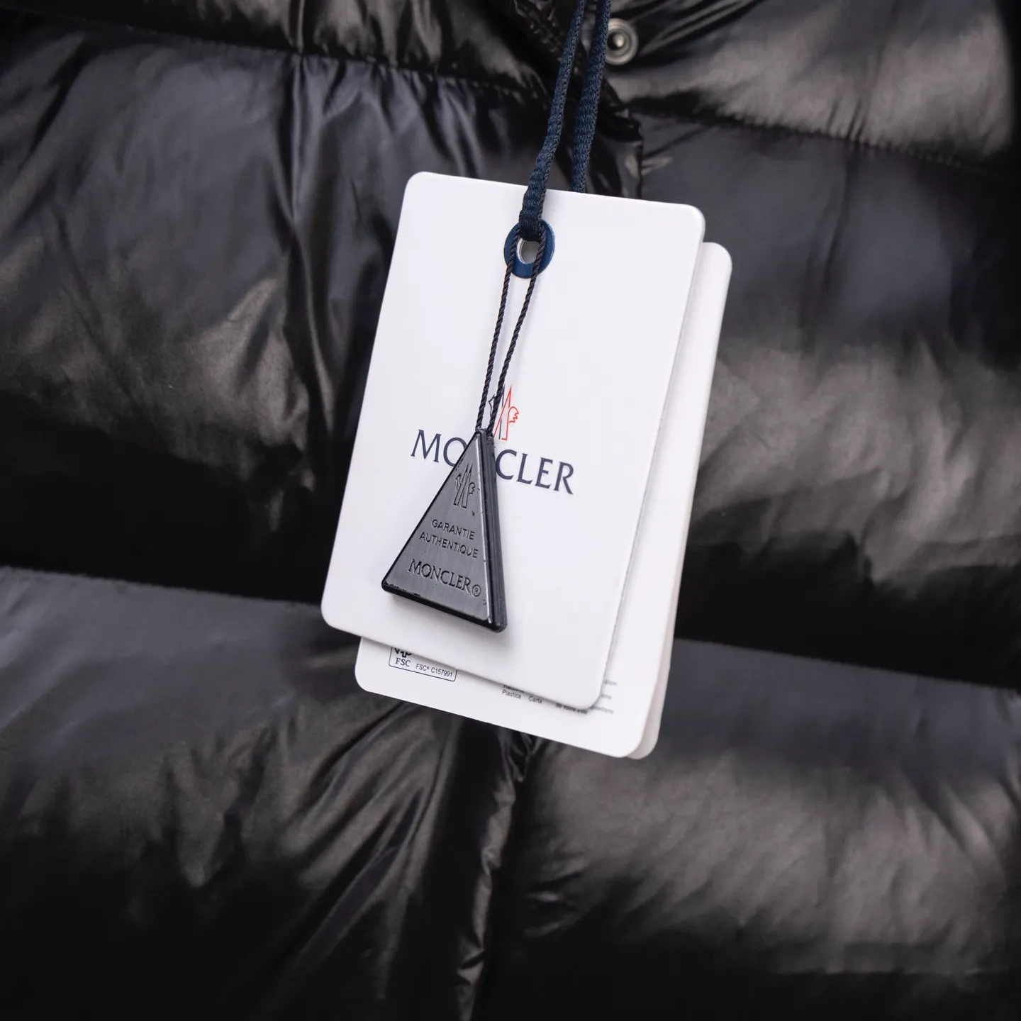 P790 2025 autumn and winter new style 🆕Special down ⬆️Moncler Cavettaz long women's down jacket jacket. 480g duck down filling ❗️❗️❗️A walking duvet. Kill all low-end duck down shriveled versions. High-end exclusive. Dedicated to high-demand fairies with obsessive-compulsive disorder. Cavettaz women's long down jacket uses iconic nylon Made from laqué fabric, designed to handle a variety of environments.  The Cavettaz down jacket features a classic shape and checkered quilting for a simple yet distinct aesthetic. This long piece is made from nylon laqué fabric, giving it the instantly recognizable signature of the brand. Details Made of nylon laqué Nylon laqué lining Filled with down Removable hood Zipper and snap closure Zippered pockets Adjustable cuffs Elastic waist and hem Size: 1234 Black White 123 Fairy